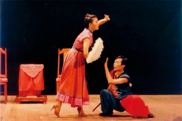 已故演員李國修(右)與劉若瑀(左)演出首版《荷珠新配》,後於蘭陵30週年重演。(蘭陵劇坊提供)