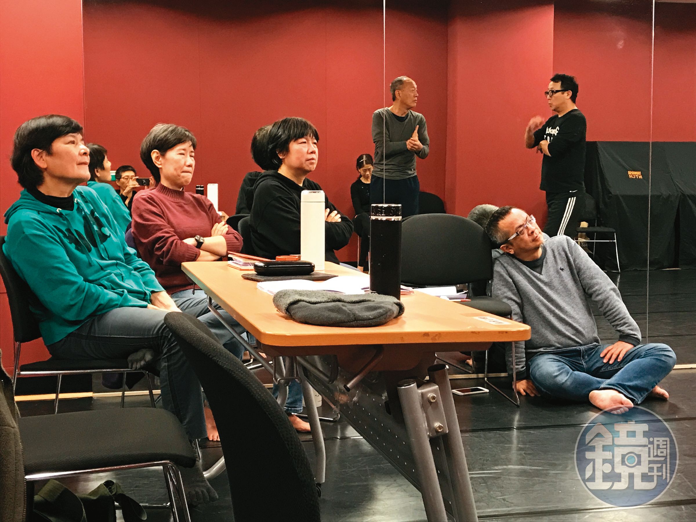 蘭陵團員透過不斷討論分享，以自身經歷共創《演員實驗教室》文本。（蘭陵劇坊提供）
