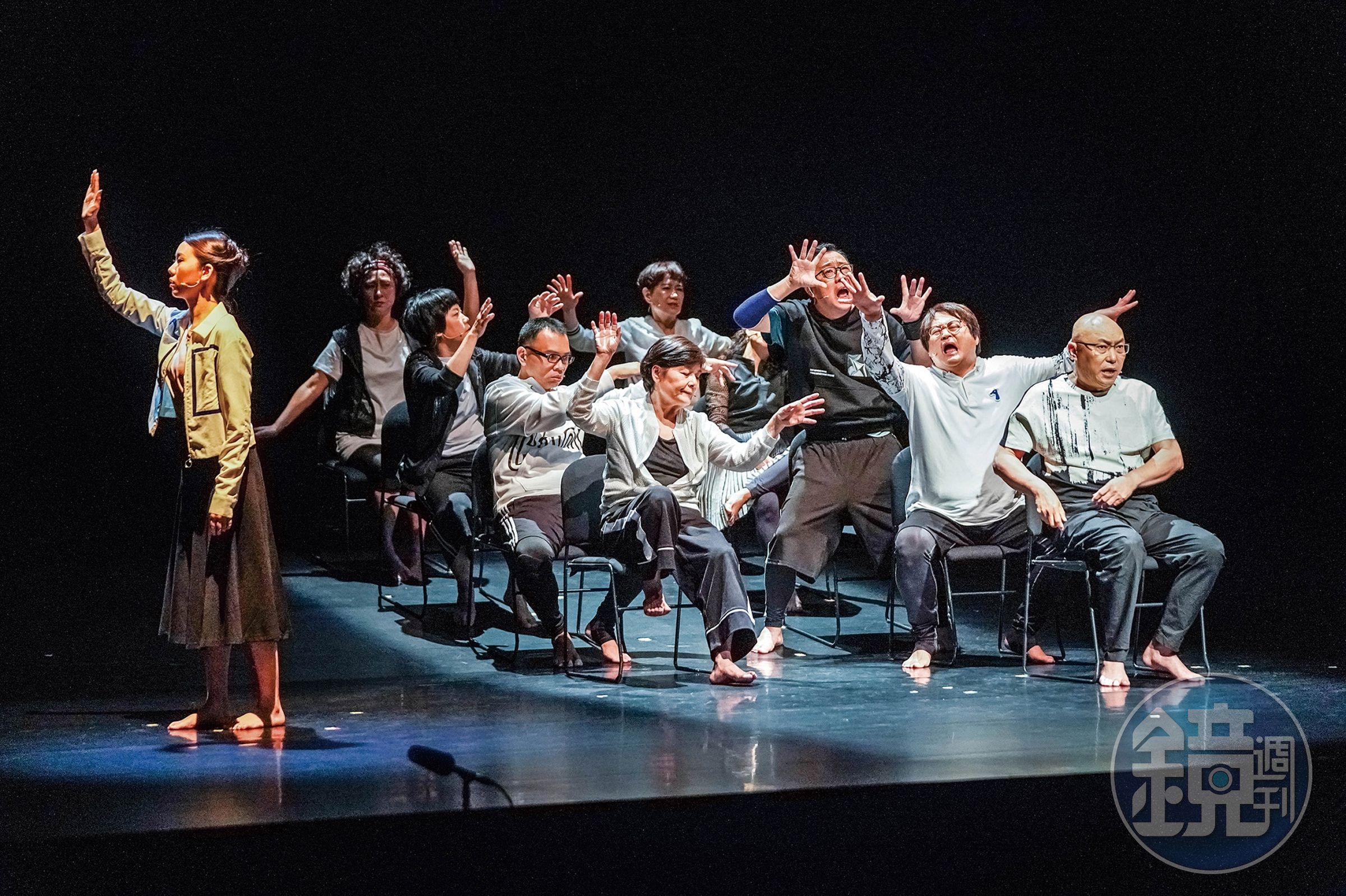 鄧安寧（右一）與女兒鄧雨忱（左一）首次同台演出舞台劇。（劉振祥提供）