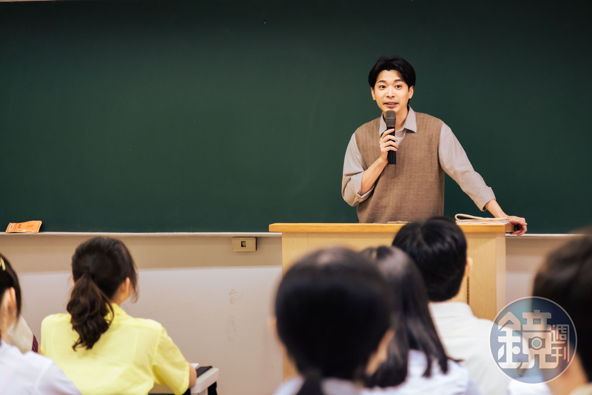 侯彥西在《成功補習班》飾演小志老師,角色原型為已故同志紀錄片導演陳俊志。(華納兄弟提供)