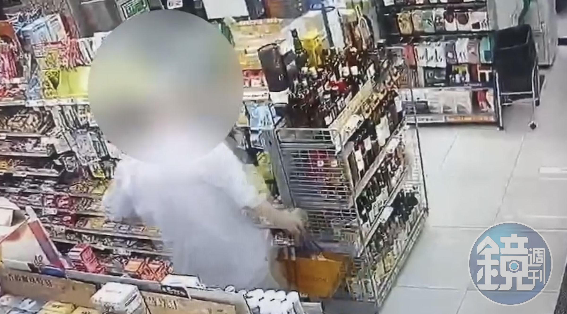 監視器拍下李男從酒類貨架上拿走一瓶威士忌，隨即放進自己口袋裡。（翻攝畫面）
