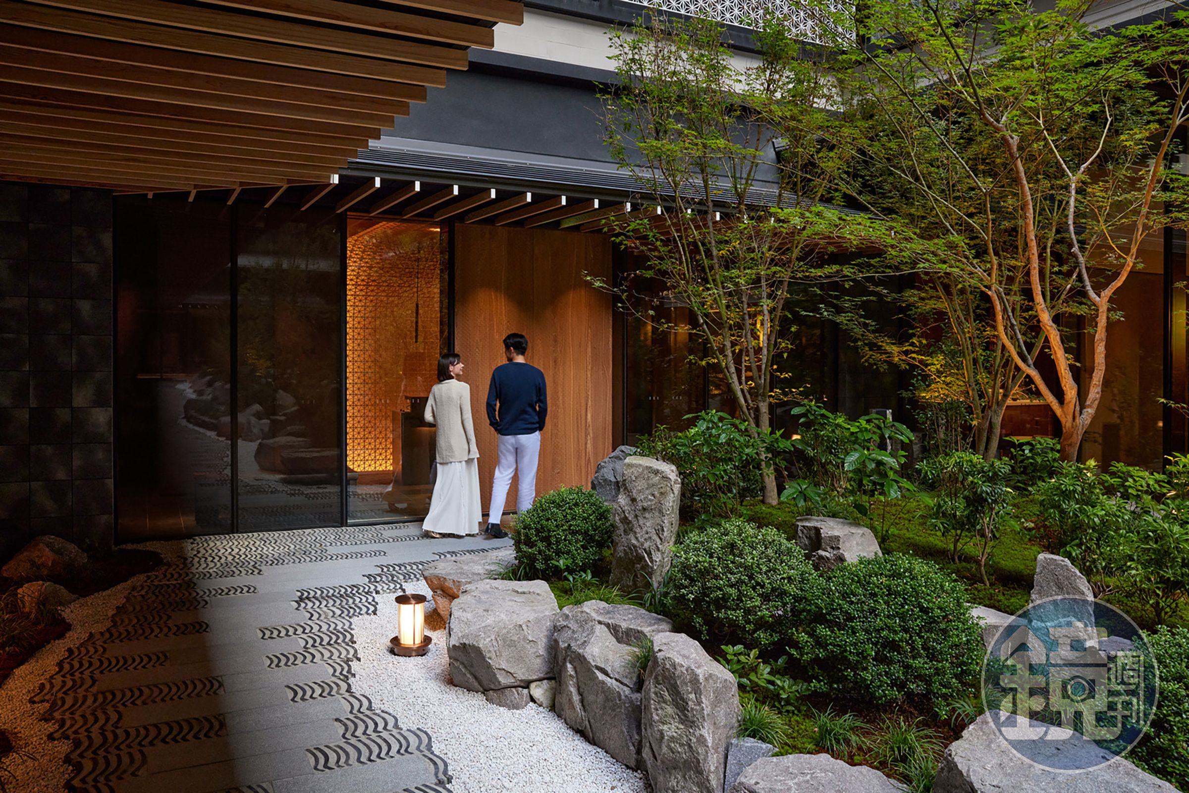 充滿日式禪風的中庭花園,為飯店引入良好的採光與造景。(都喜國際Dusit International提供)