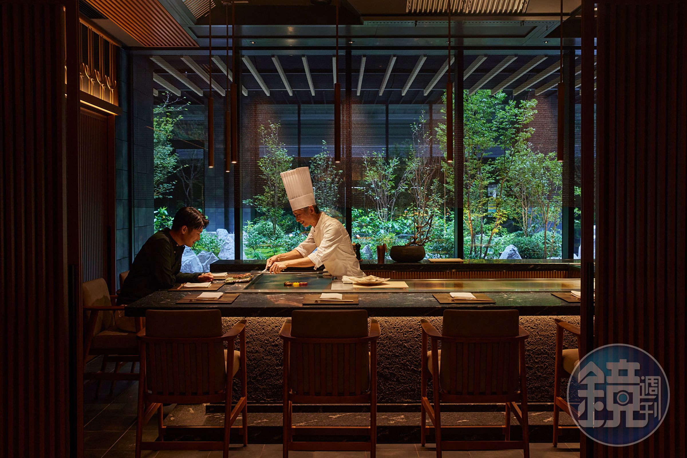 座位不多卻非常適合三五好友一起圍爐聚餐的「紅葉餐廳(Kōyō)」,也是飯店內的人氣餐廳。(都喜國際Dusit International提供)