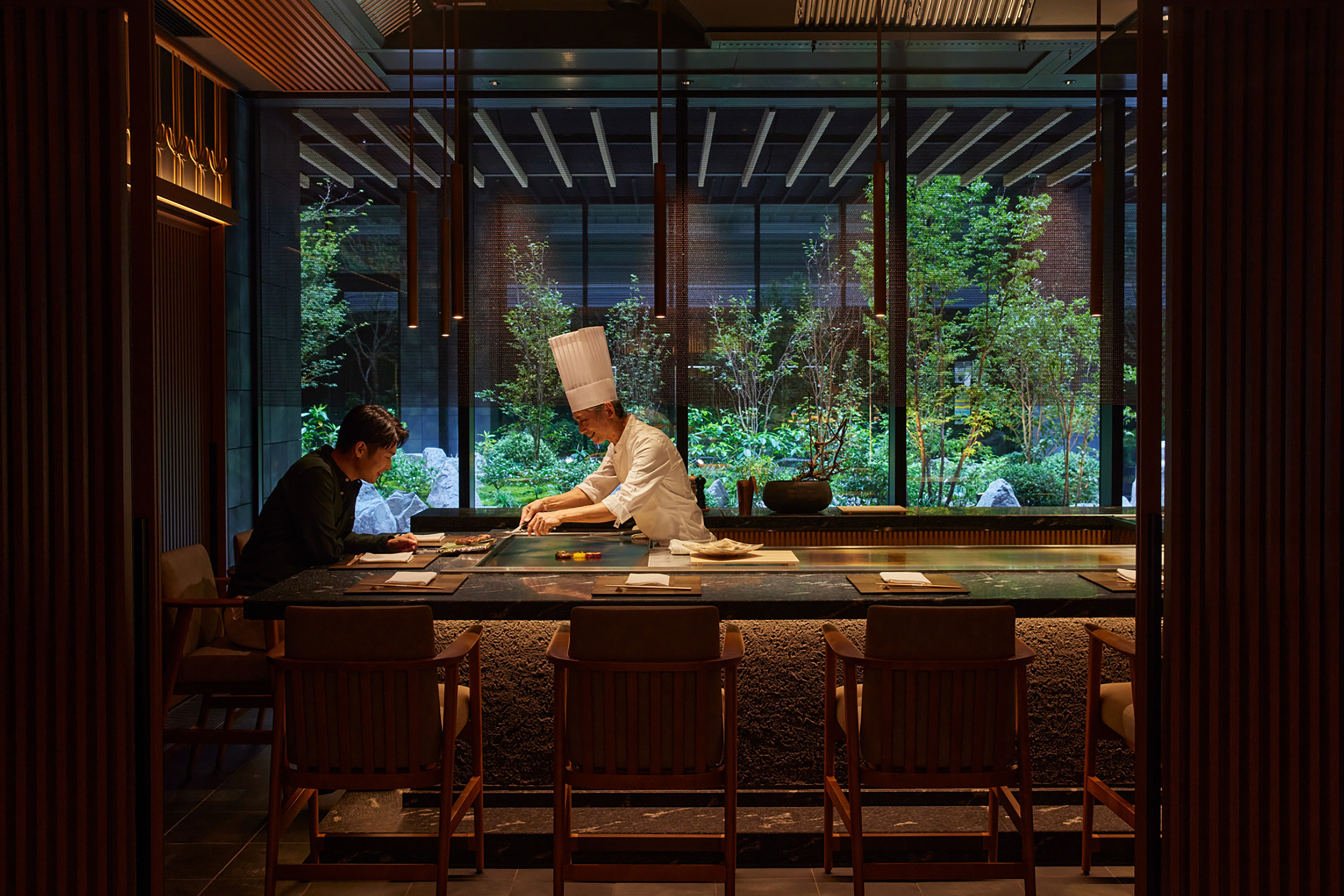座位不多卻非常適合三五好友一起圍爐聚餐的「紅葉餐廳(Kōyō)」,也是飯店內的人氣餐廳。(都喜國際Dusit International提供)