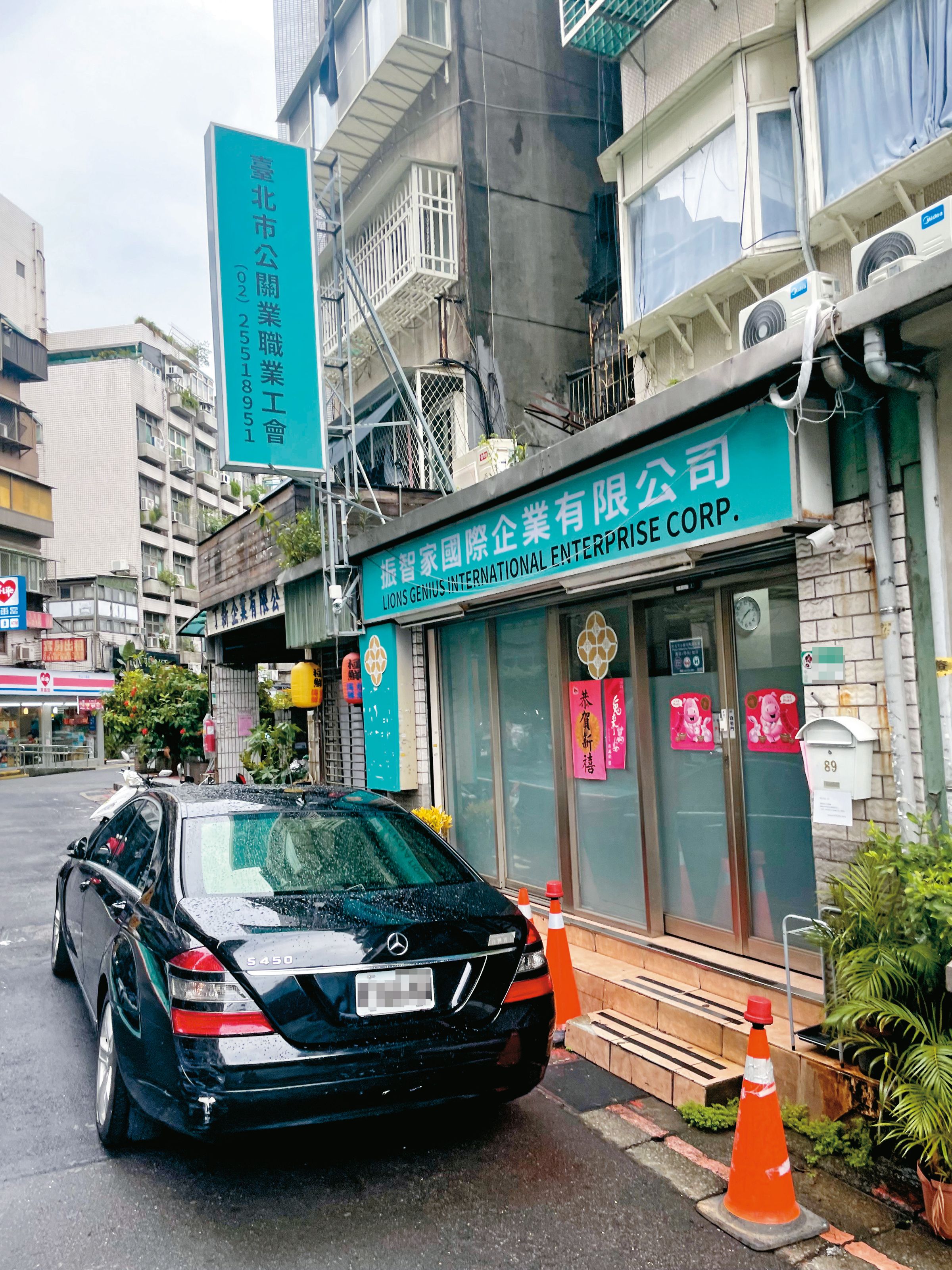 民眾表示陳大業的賓士車經常大剌剌停在紅線上,轄區警方卻從未到場開單。(讀者提供)