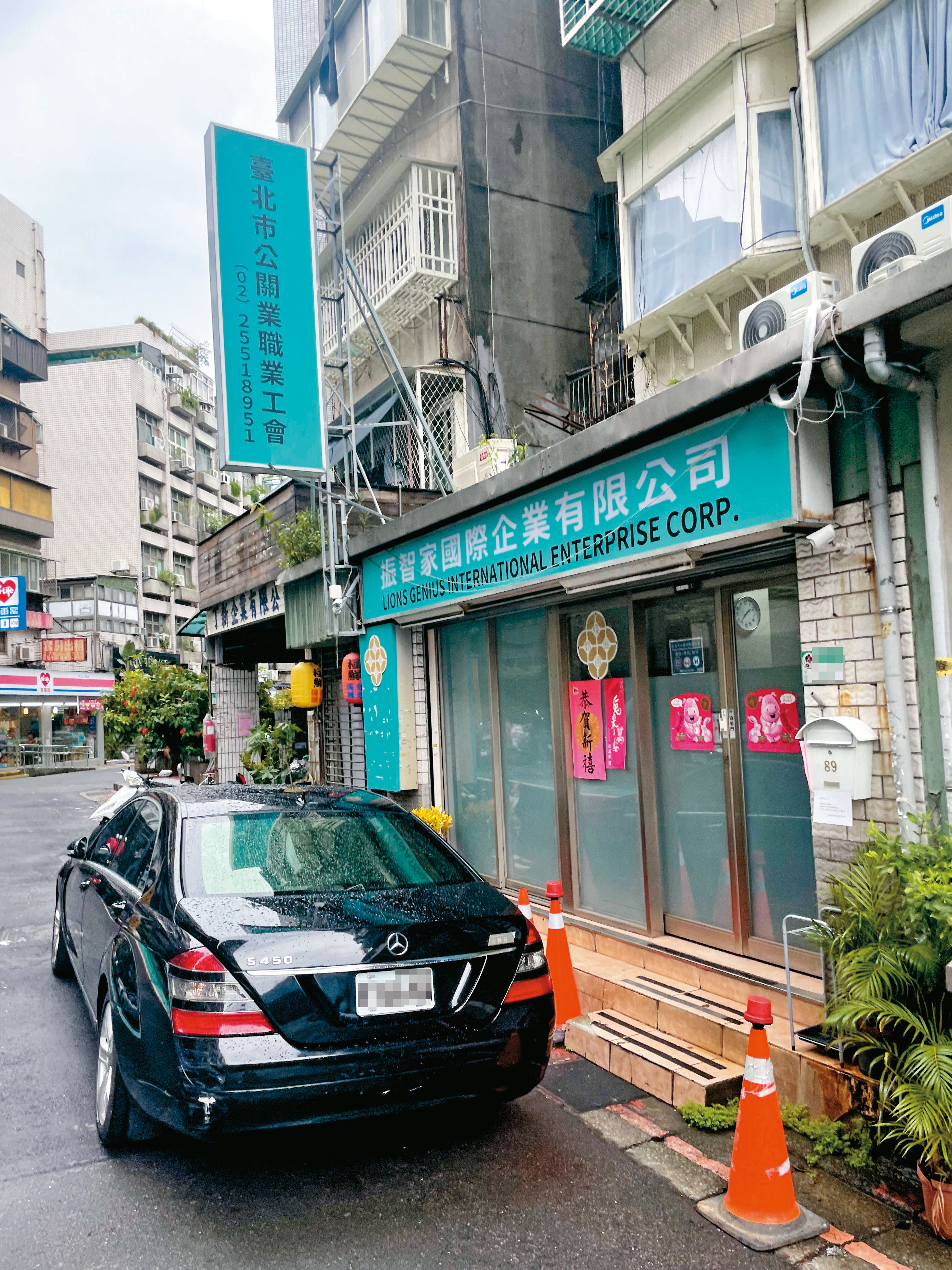民眾表示陳大業的賓士車經常大剌剌停在紅線上，轄區警方卻從未到場開單。（讀者提供）