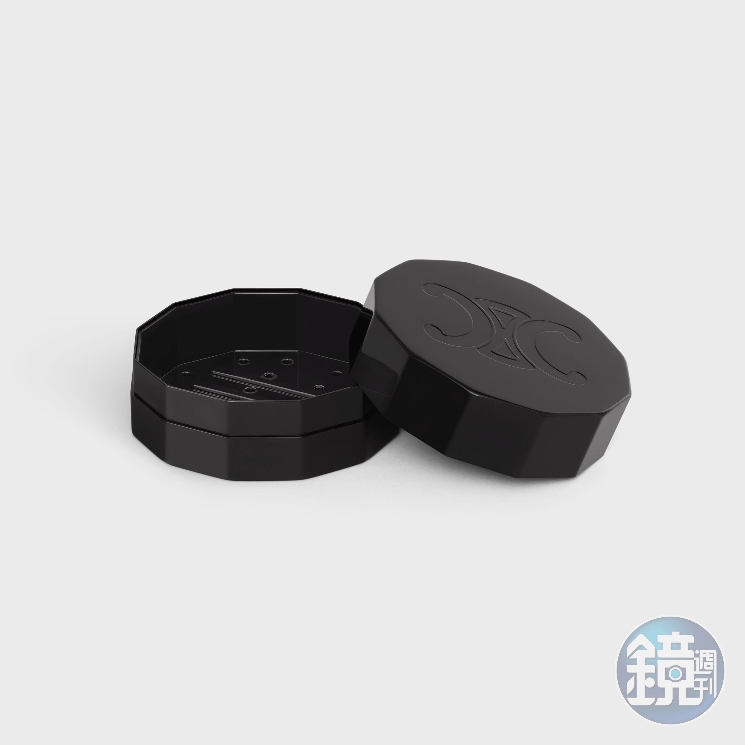 黝黑色鋁質肥皂盒。NT$8,900(CELINE提供)