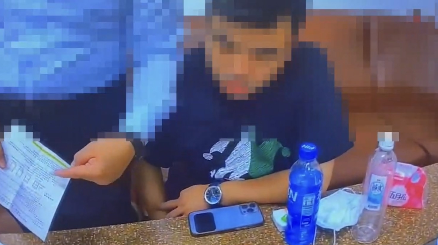 警方將黃男帶回警局偵辦，他坦承與張女都有服用毒品助興。（翻攝畫面）