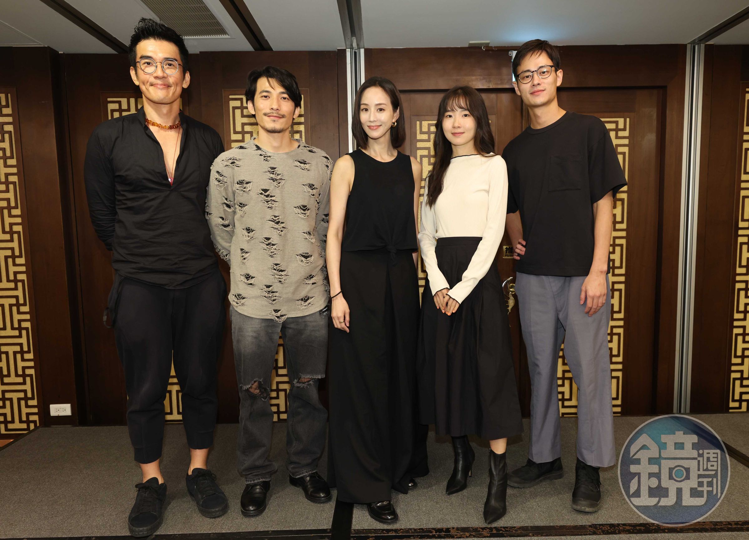 《化外之醫》殺青酒集結主要演員（左起楊一展、連炳發、張鈞甯、許安植、夏騰宏）。（公視提供）
