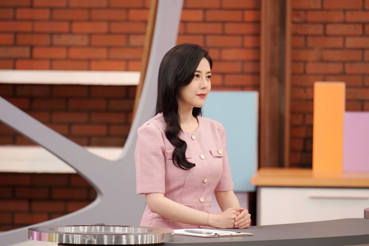 韓瑜第一次挑戰主播角色。(華視提供)