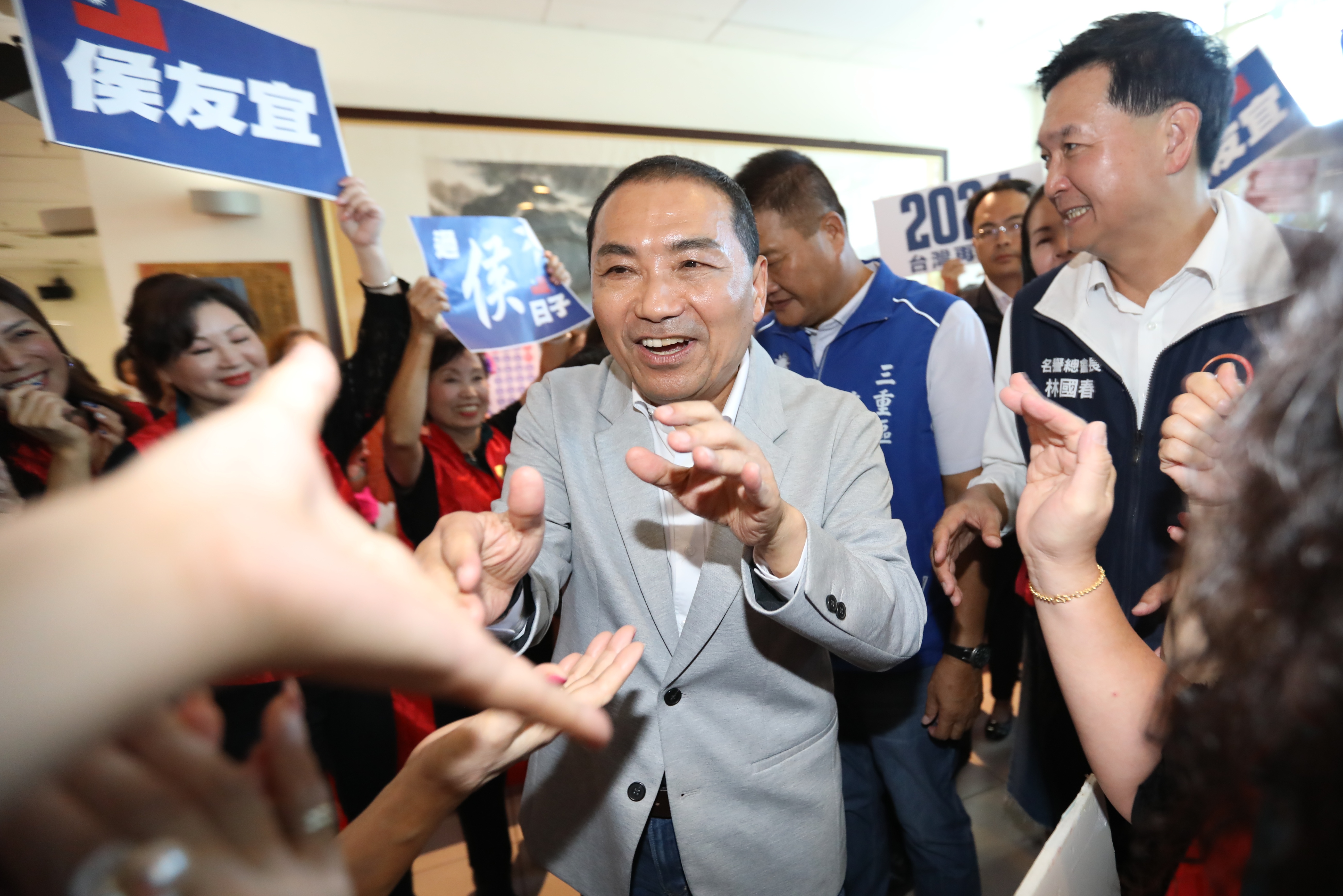 國民黨總統參選人侯友宜在與媒體餐敘時則說，「媒體是事實的報導者，『不是製造者』。」