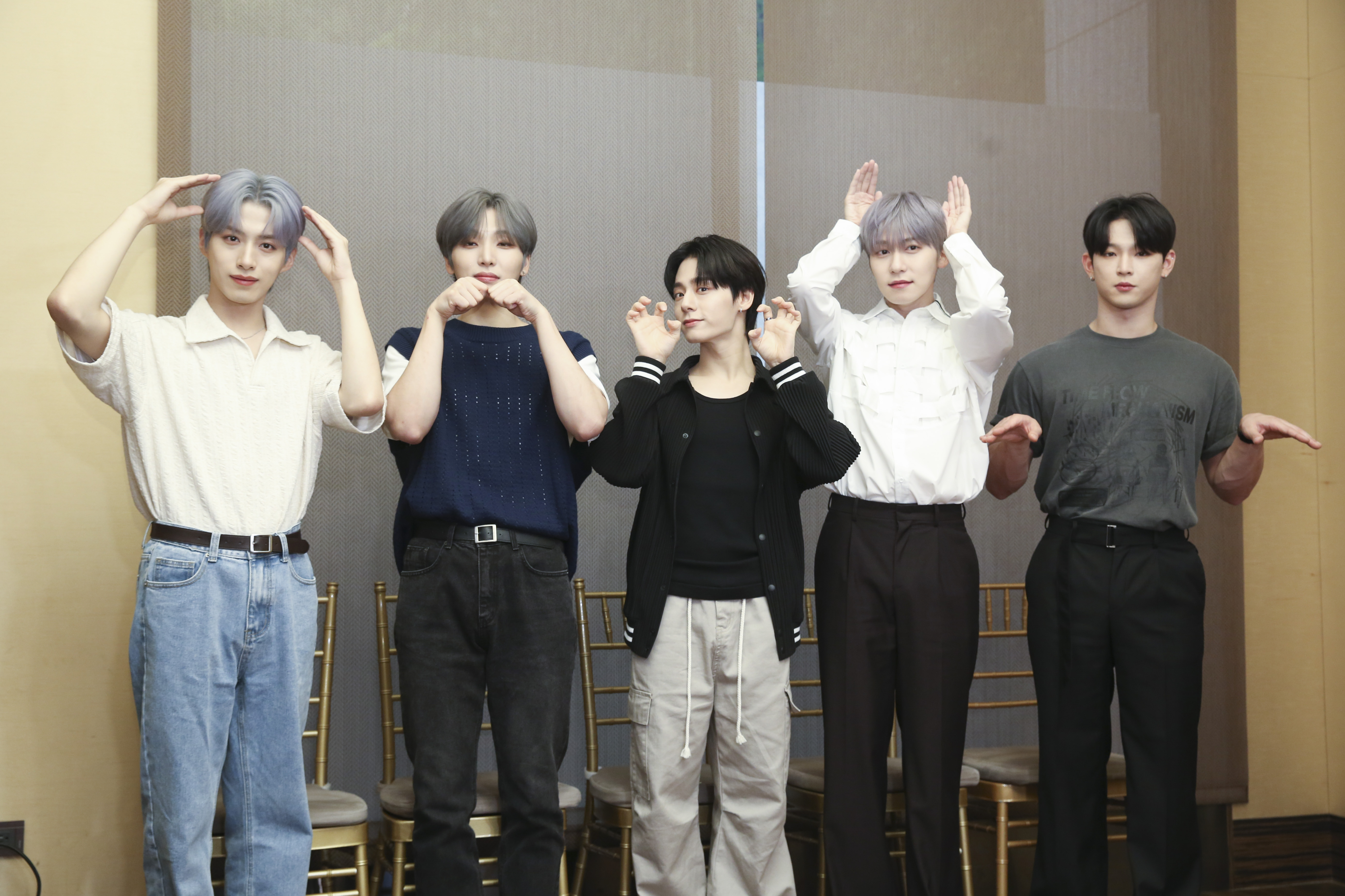 「ONEUS」XION（左起）、抒澔、煥雄、建熙、LEE DO分別比出代表自己的動物：松鼠、狗狗、老虎、兔子、小雞。