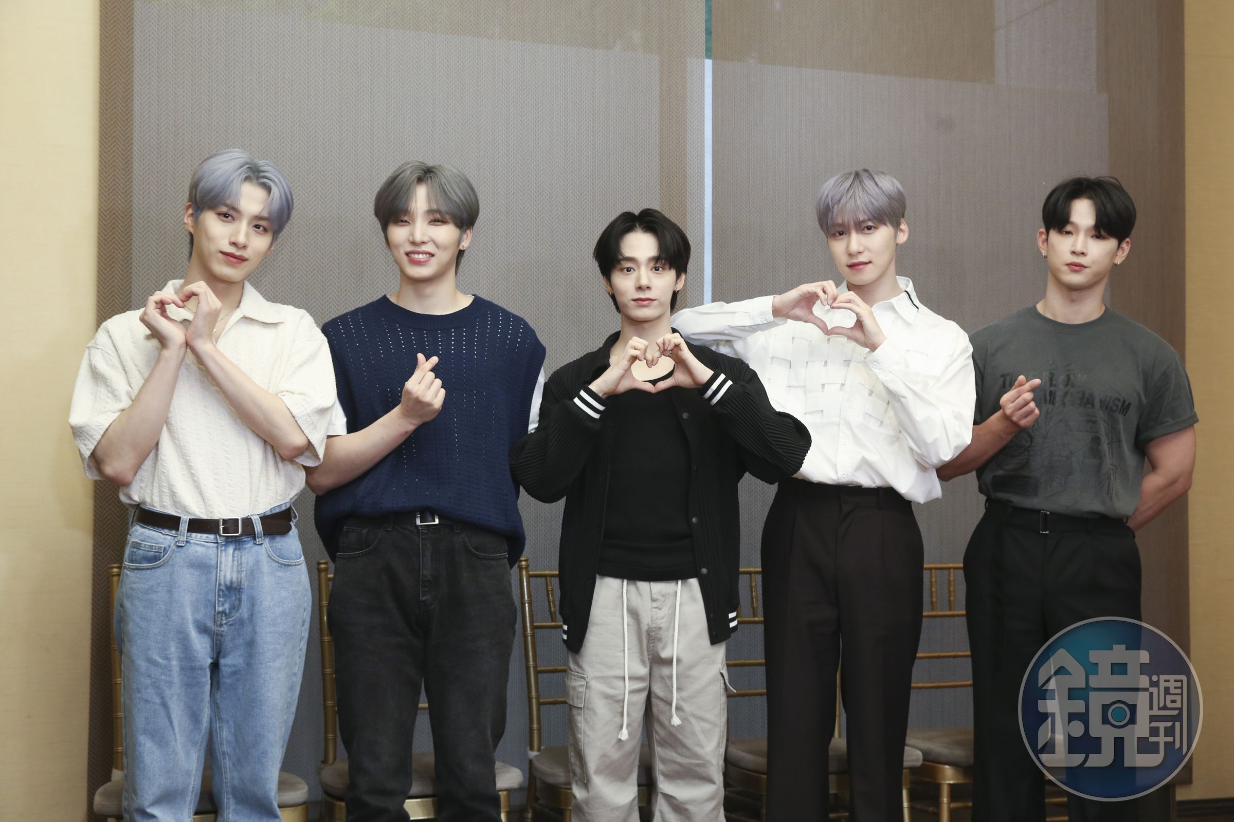  「ONEUS」XION（左起）、抒澔、煥雄、建熙、LEE DO首次訪台，LEE DO（右一）似乎精神不佳，拍照時面無表情。