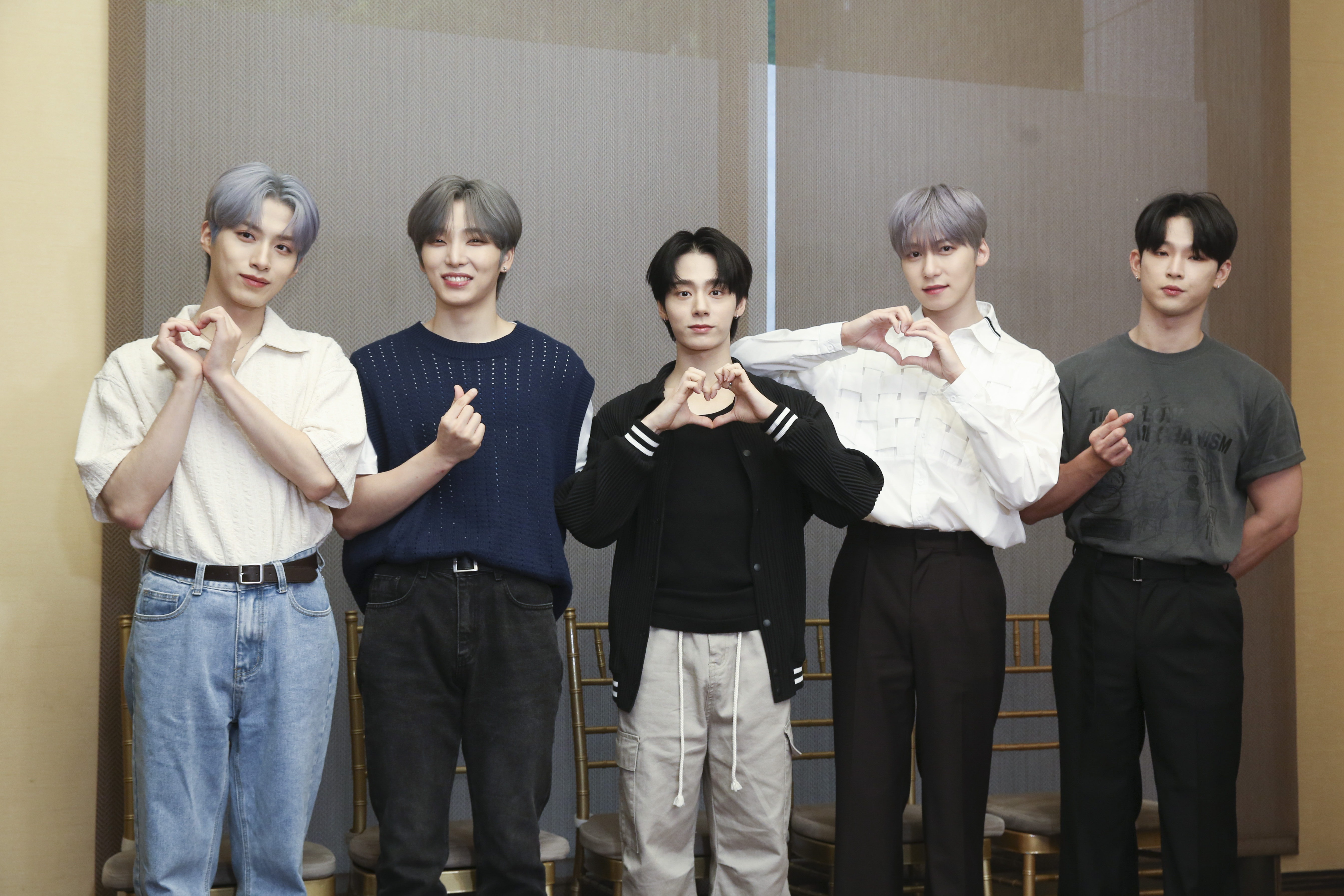  「ONEUS」XION（左起）、抒澔、煥雄、建熙、LEE DO首次訪台，LEE DO（右一）似乎精神不佳，拍照時面無表情。