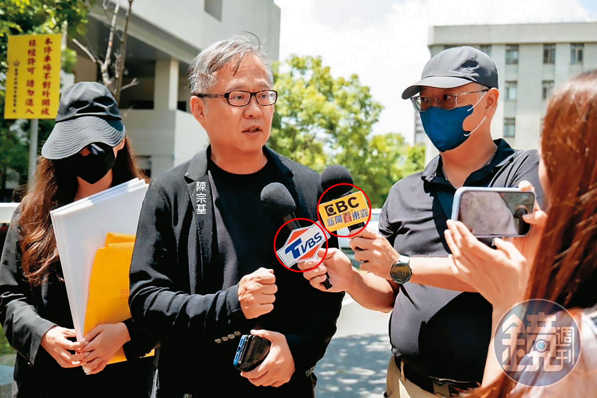三顧副董事長陳宗基受訪時,出現TVBS及東森新聞的麥克風牌,但2家電視台表示根本沒派記者去採訪,不排除提告。(翻攝台灣好報/陳宗基提供)
