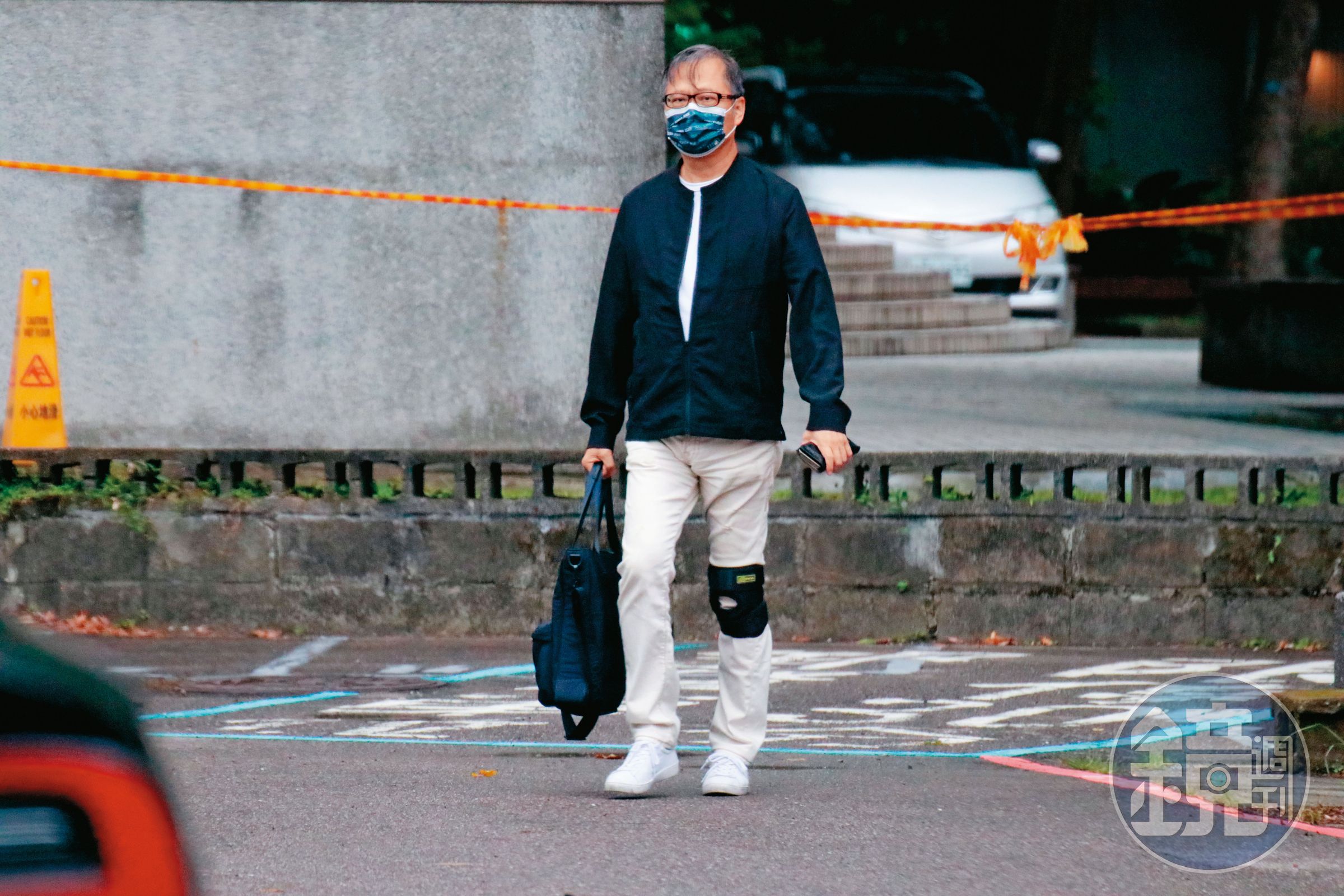 本刊曾直擊,陳宗基去年在海峽會餐廳猛踹2女後,左膝蓋受傷戴上護具。