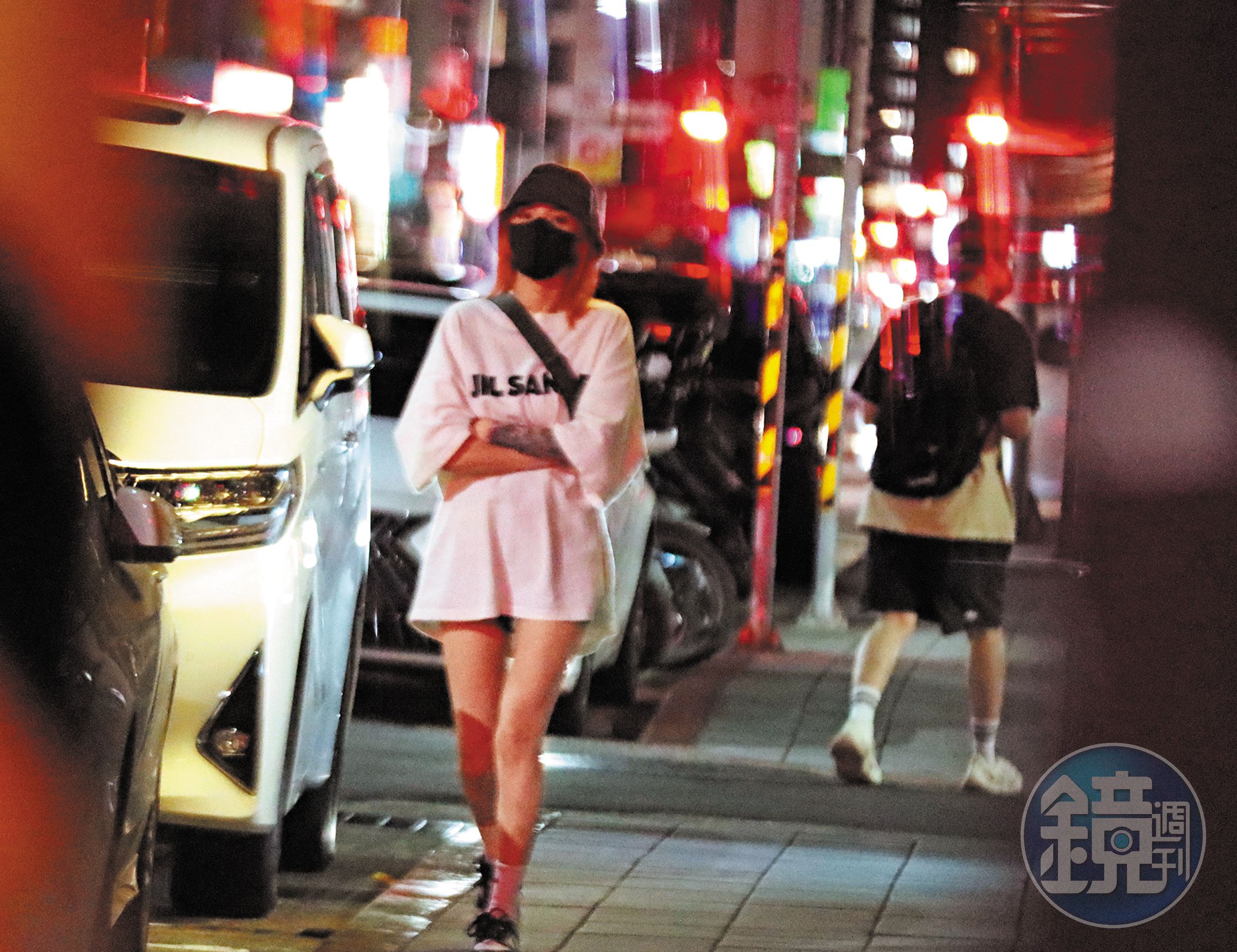 8/26 23:12 兩人走到大安路時,突然看似講好般反方向分開行動。