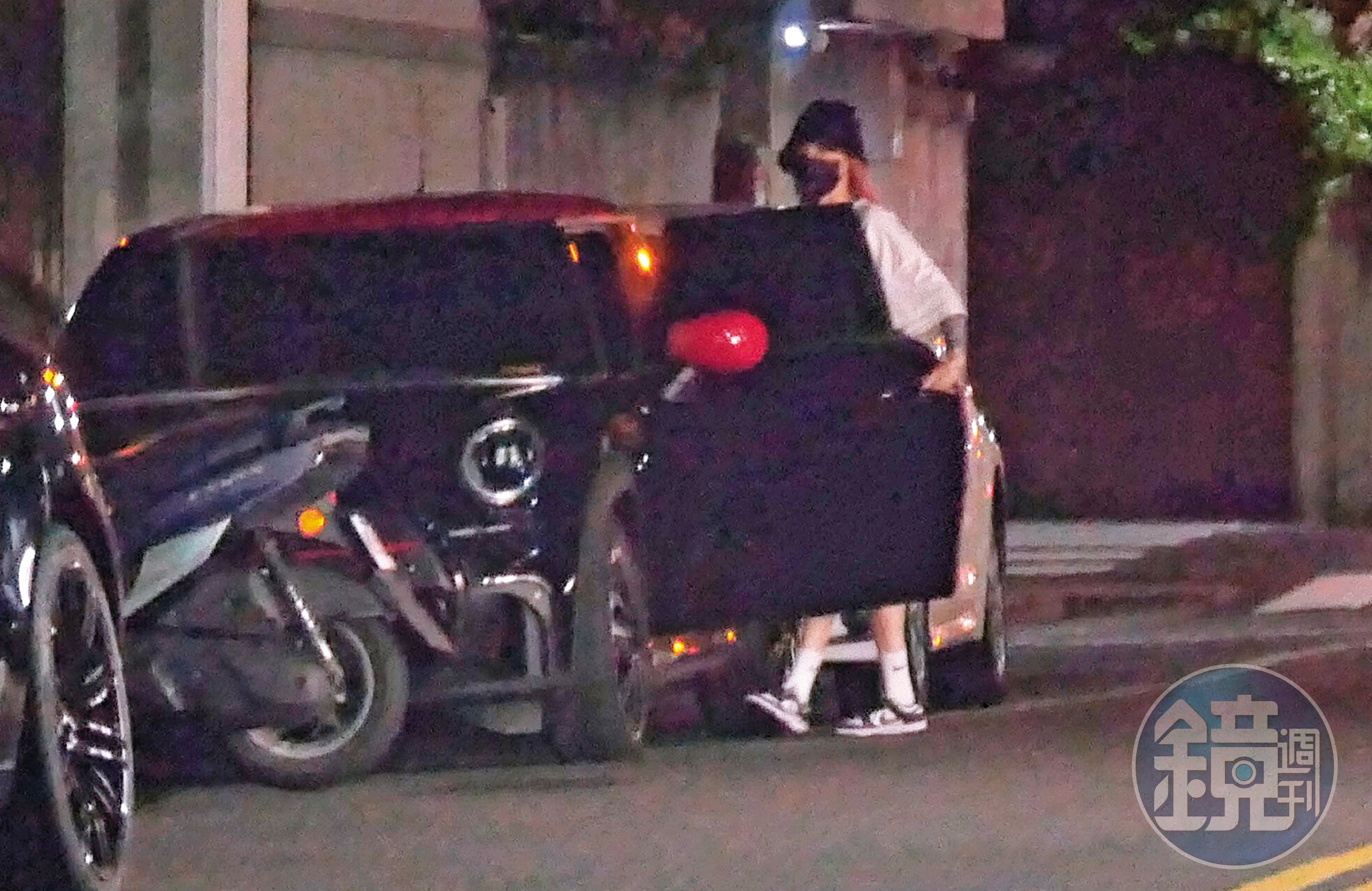 8/26 23:15 鄭雲燦拐進巷弄內,原來她的車就停在路邊車格。