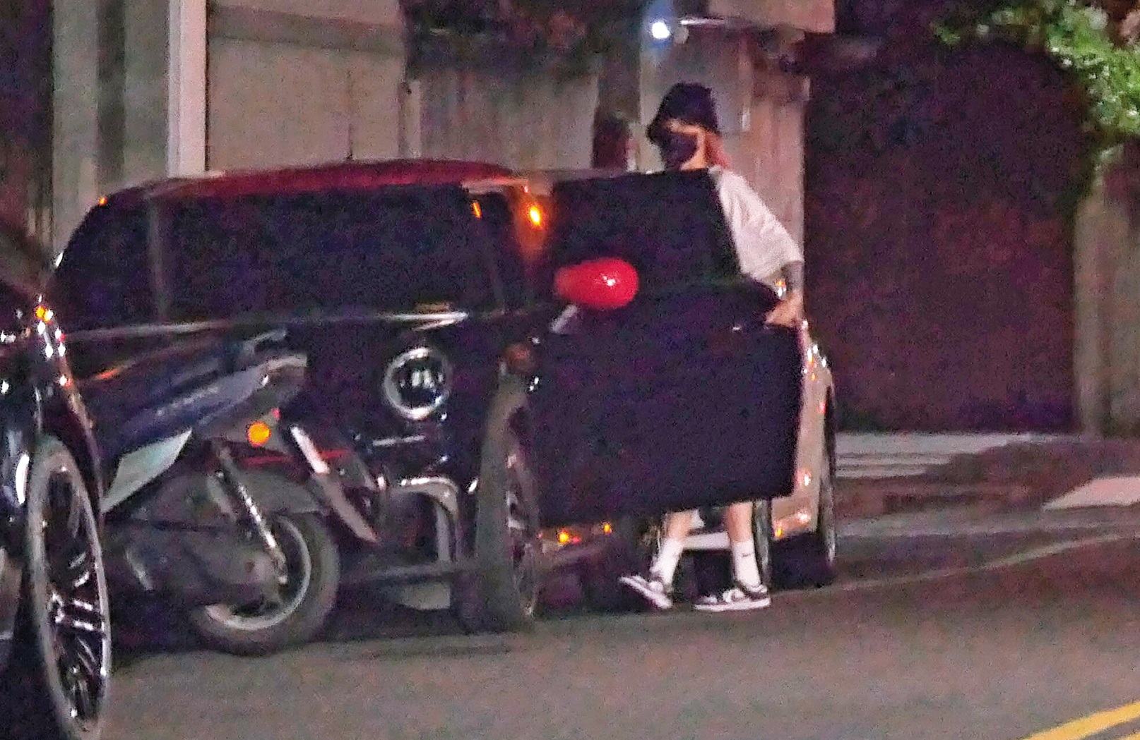  8/26 23:15 鄭雲燦拐進巷弄內，原來她的車就停在路邊車格。