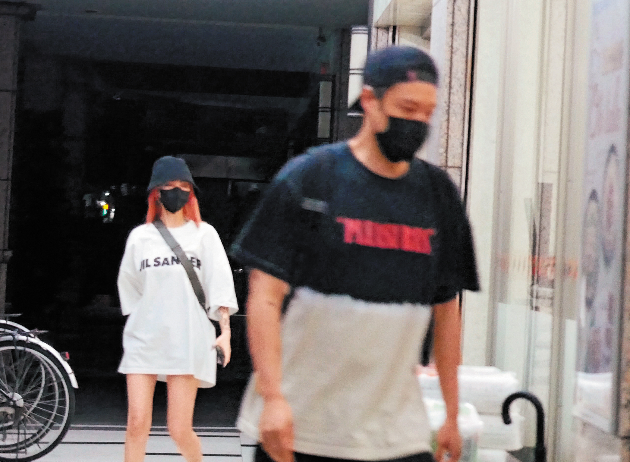 8/26 23:10 周湯豪與鄭雲燦一前一後,從台北東區高檔火鍋店吃完飯走出來。