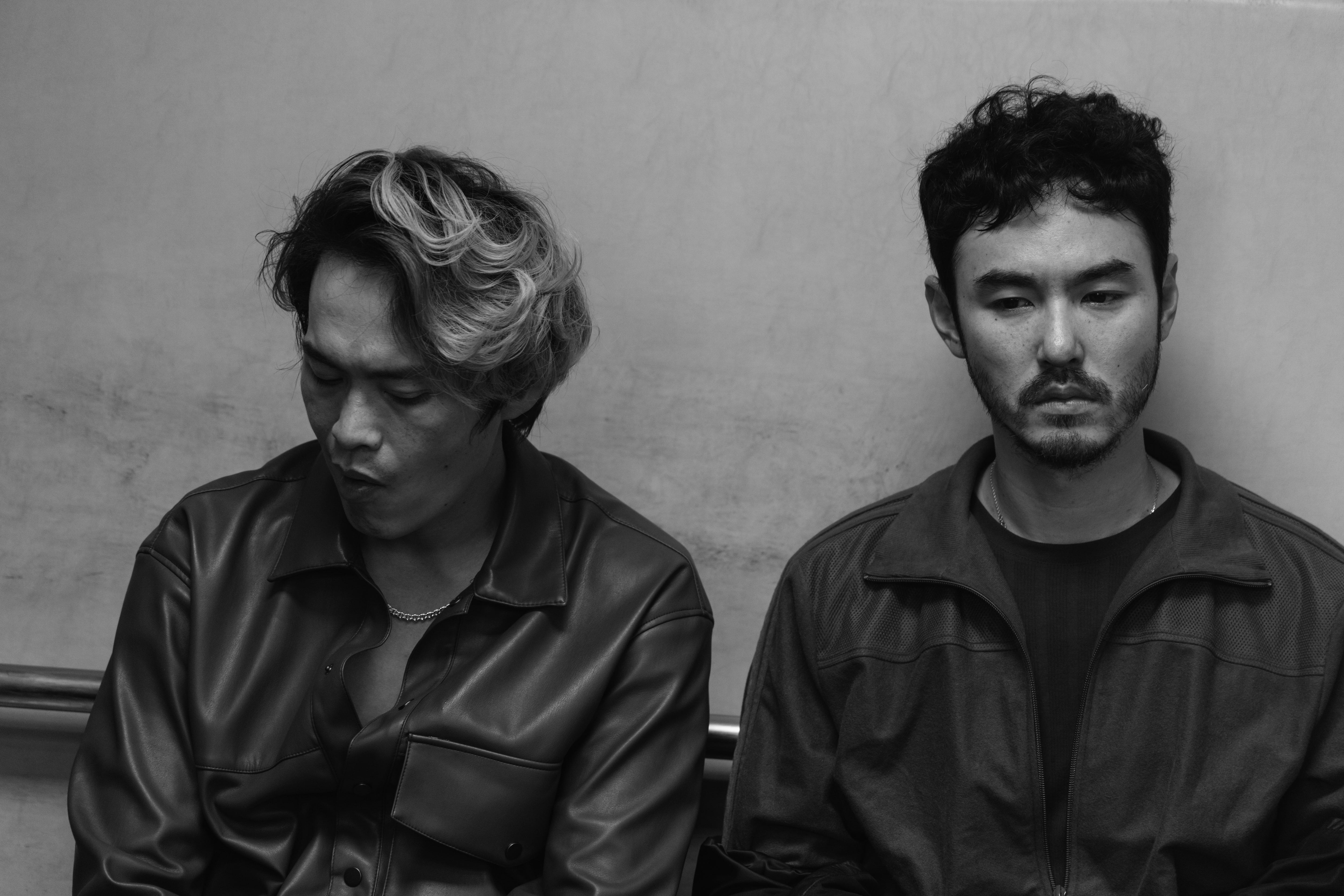 阮經天演出非法移工仲介，他的動作身手很強大，一場爆打黃鐙輝的戲，4個人都拉不住。（華映提供）