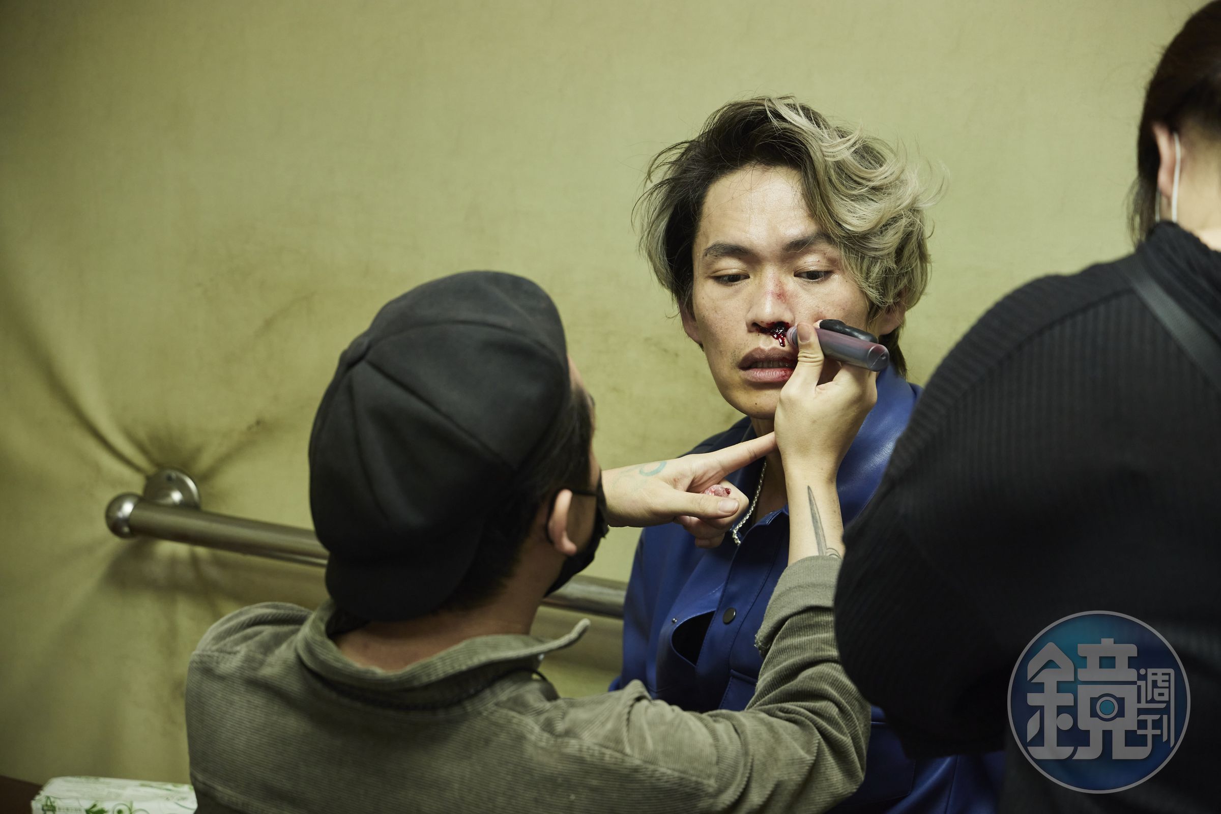 黃鐙輝的角色被阮經天爆打,他也在排戲過程中真的受了傷。(華映提供)