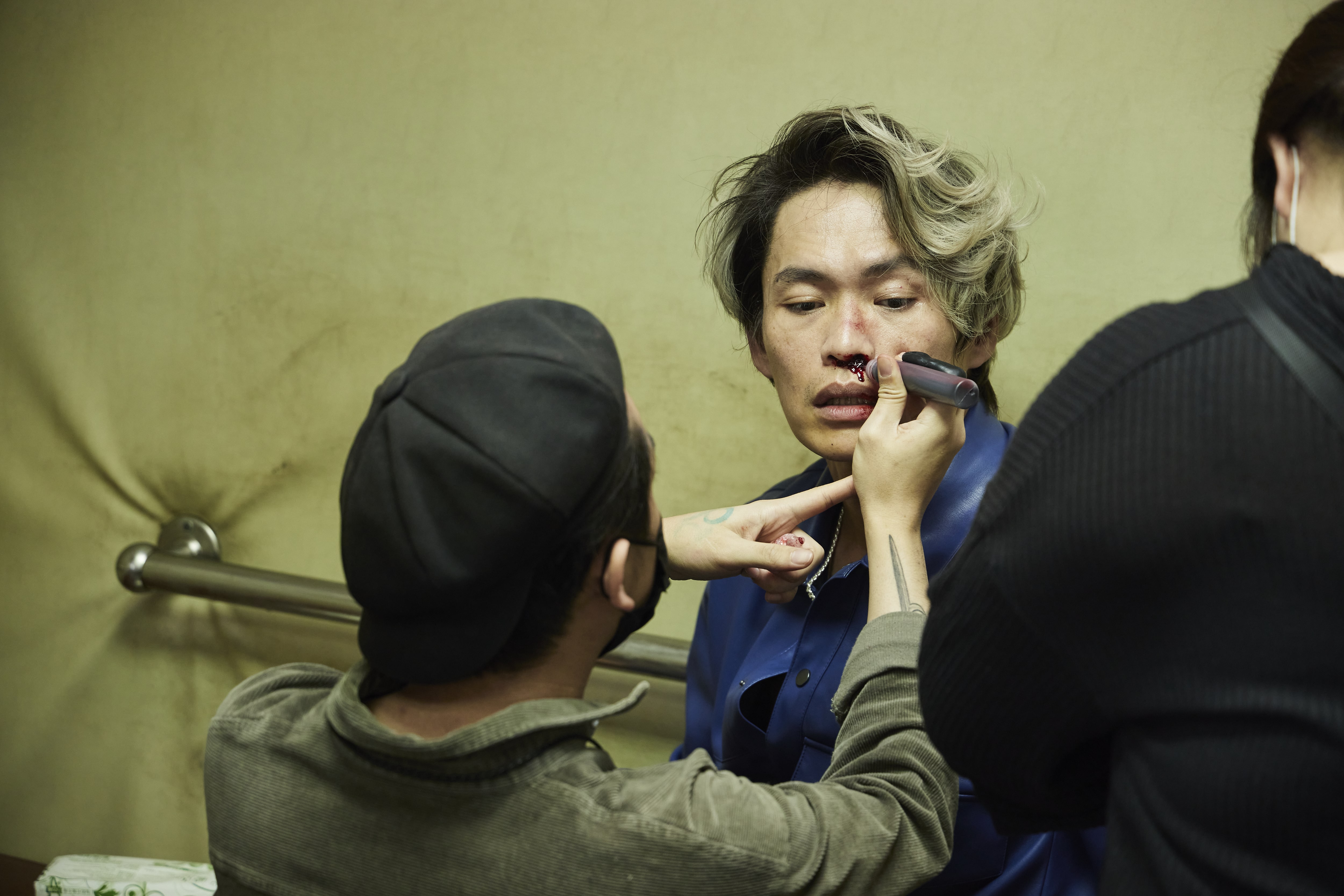 黃鐙輝的角色被阮經天爆打，他也在排戲過程中真的受了傷。（華映提供）