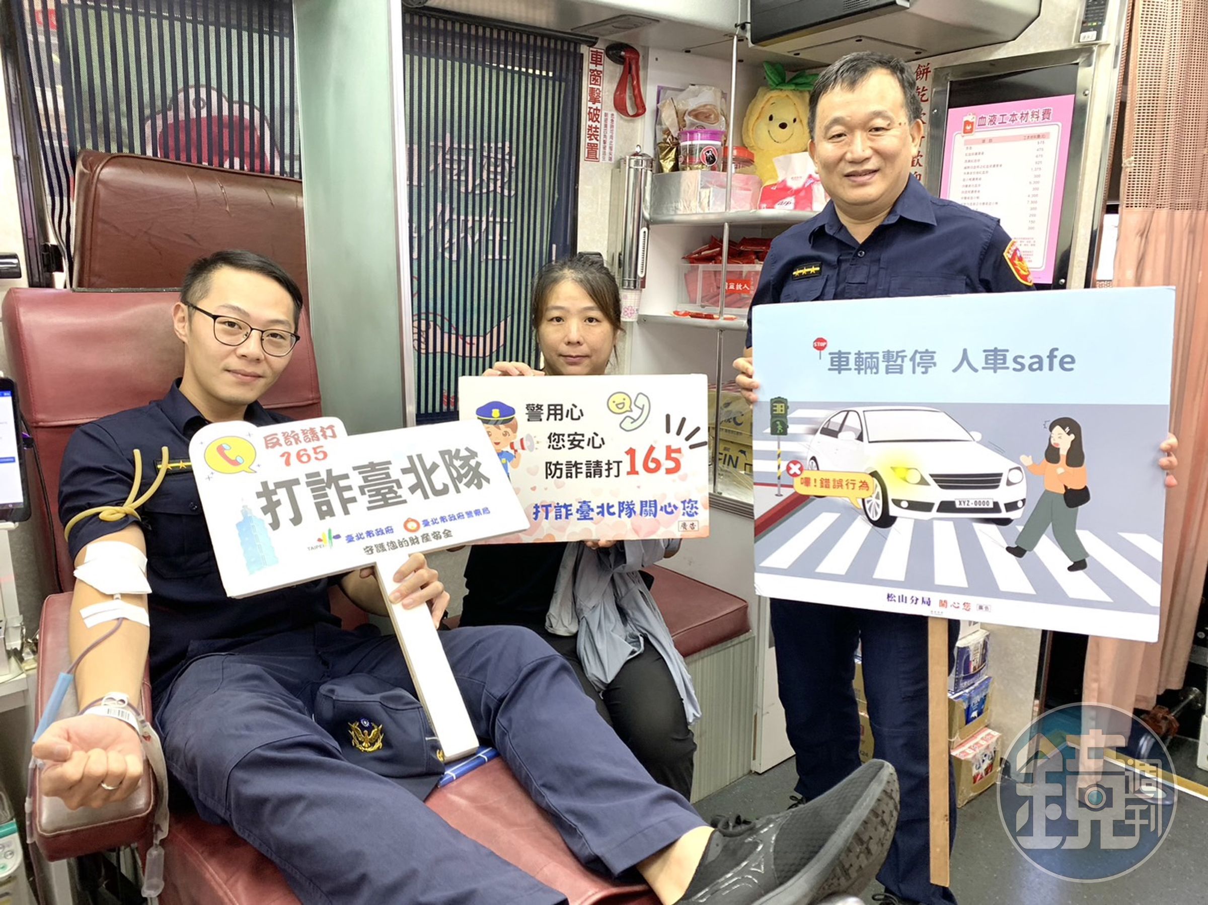 松山分局分析,今年1至8月受理詐欺案件以「假投資」最多,「假網拍」次之,「解除分期付款」再次之,其中「假廣告」與去年同期比較,增減率800%最多。松山分局表示,此類手法為被害人在網路見山寨版知名速食店優惠廣告,點入後即進入仿該店的頁面,接著要填入個人資料、信用卡卡號,甚至是簡訊驗證碼(OTP碼)等,信用卡即遭盜刷。 除假廣告外,詐騙集團發送釣魚簡訊,謊稱產品促銷、帳單欠費、快遞包裹等,盜取信用卡資料,松山分局提醒,不要點擊網址填資料,若被盜刷,致電銀行申請止付並報案。 松山分局另提醒學童,過馬路應走行人穿越道,且走動過程不滑手機,以提高注意力,確保安全,謹記「車輛慢看停,行人安全行」。(松山分局提供)