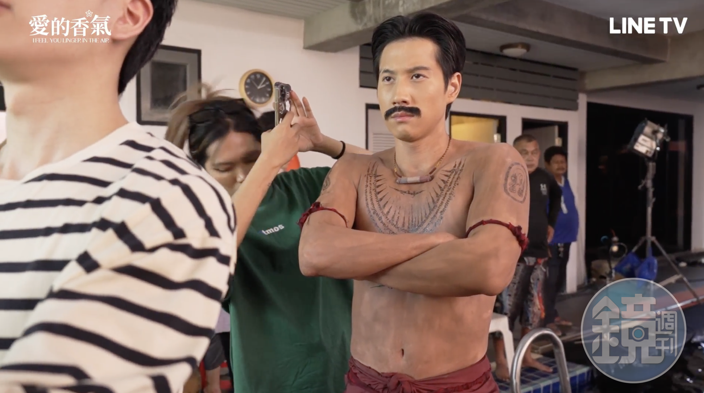 Bright飾演古代將軍，要把膚色蓋深，還要貼上鬍子。（LINE TV提供）