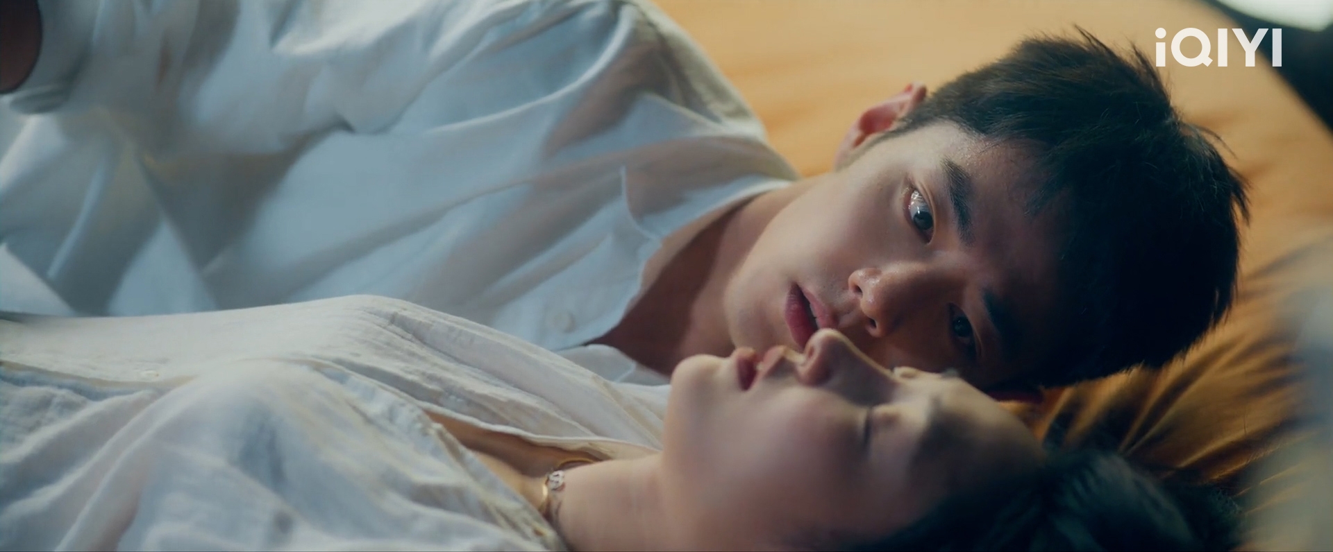 肖戰在《驕陽伴我》將喝醉白百何送到酒店休息。（愛奇藝國際站提供）