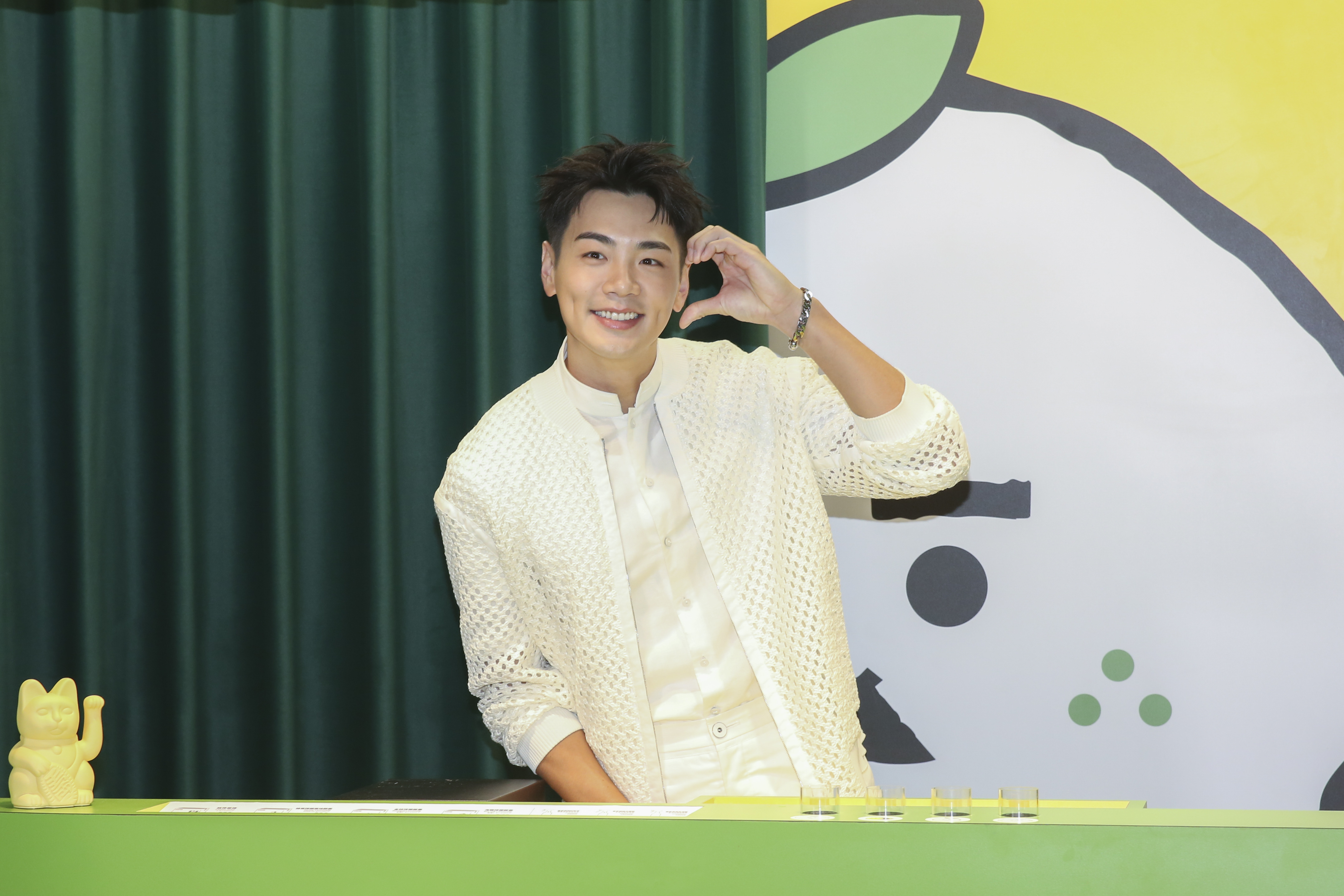 禾浩辰傳出新戀情今滿面春風為飲品造勢。