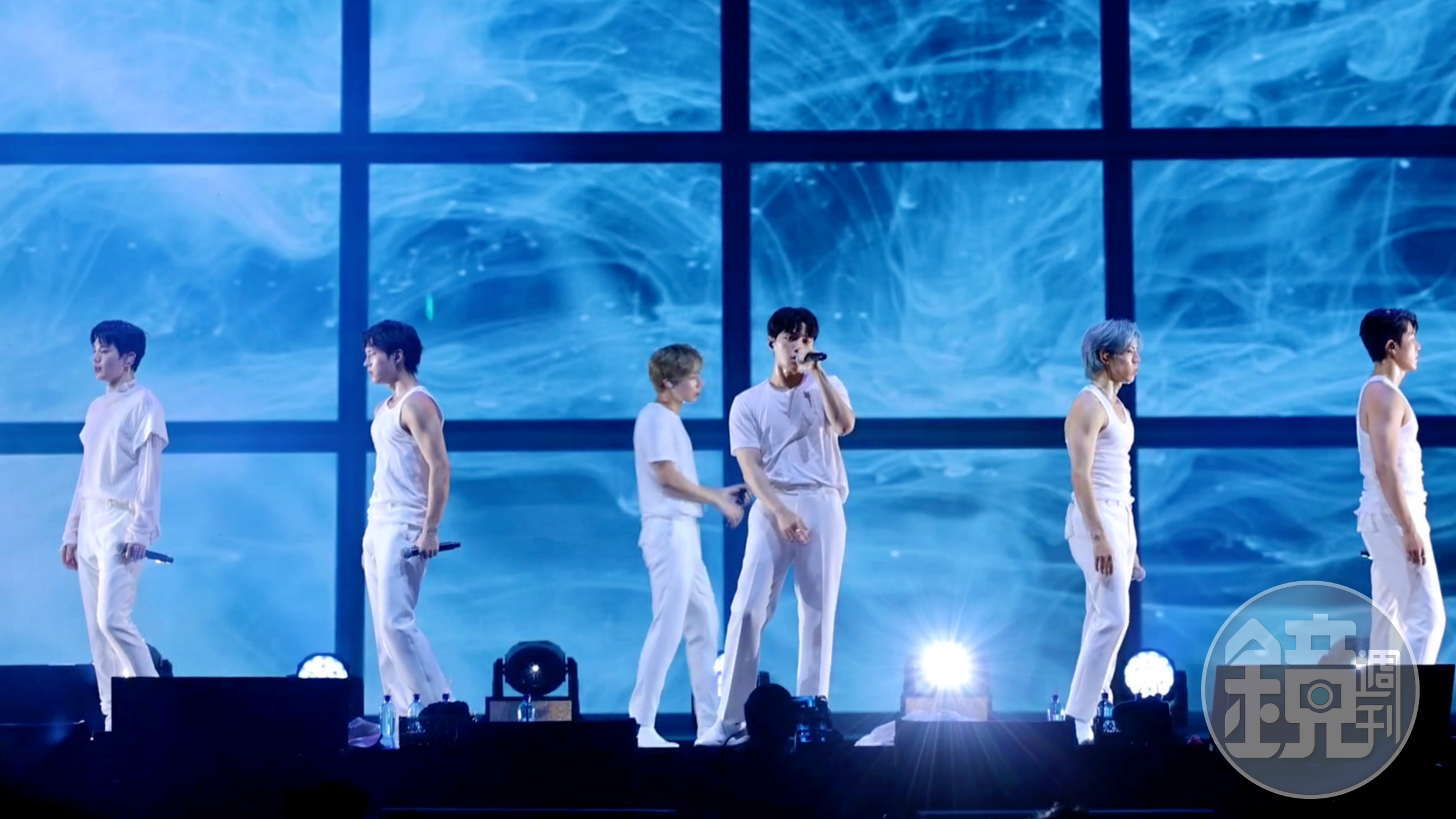 INFINITE表演〈Paradise〉時脫掉西裝外套，優鉉（左二）、東雨（右二）和成烈（右一）穿無袖背心讓粉絲大飽眼福。（翻攝D-SHOW影片）