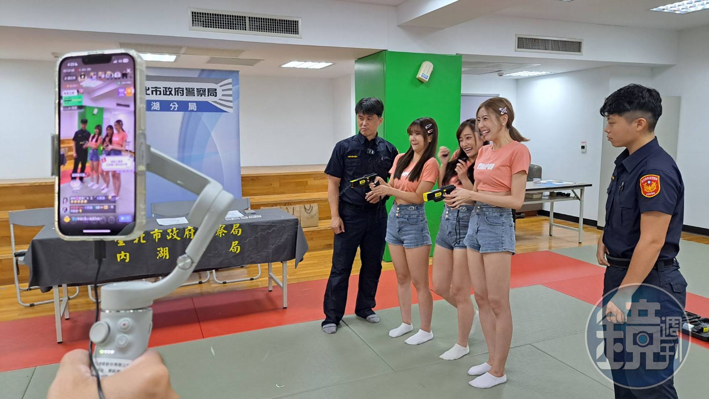 Fubon Angels女孩們體驗電擊槍。（浪LIVE提供）