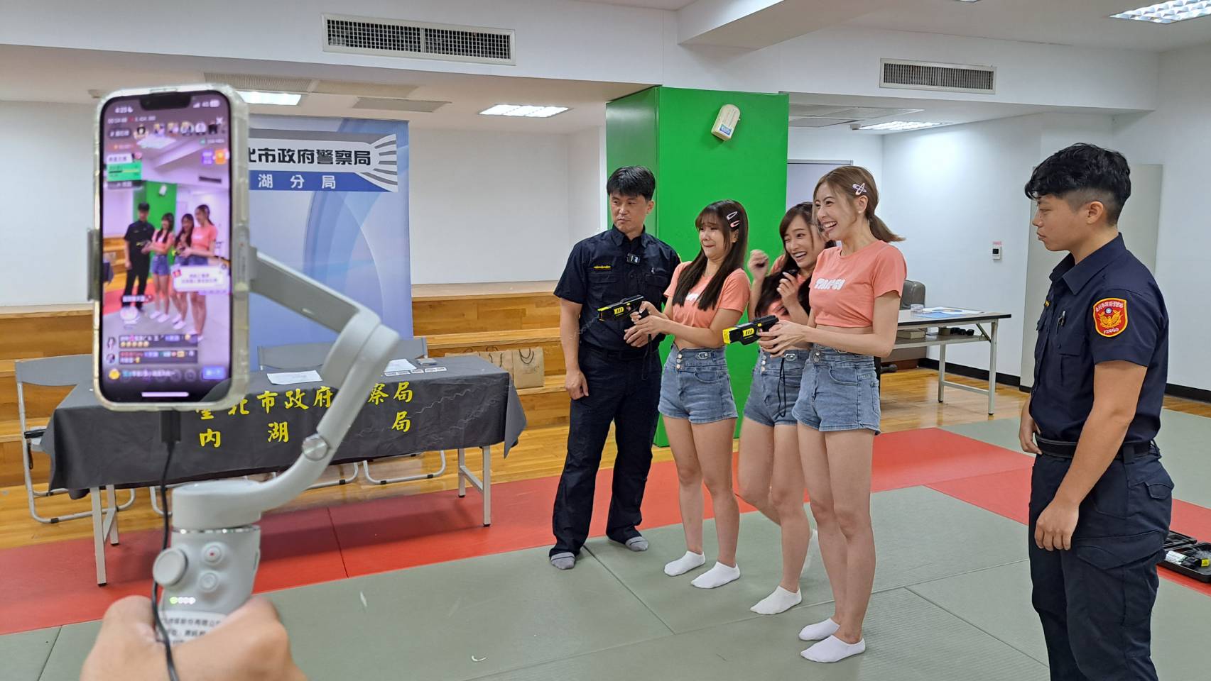 Fubon Angels女孩們體驗電擊槍。（浪LIVE提供）