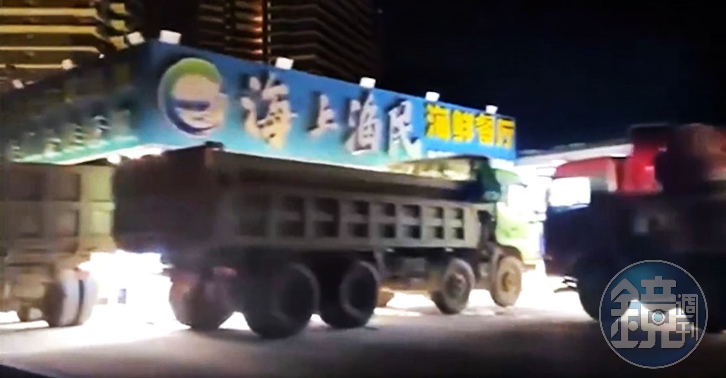 老闆的景觀餐廳採用大量落地玻璃窗設計,特別租來12輛砂石車防颱。(翻攝自微博)