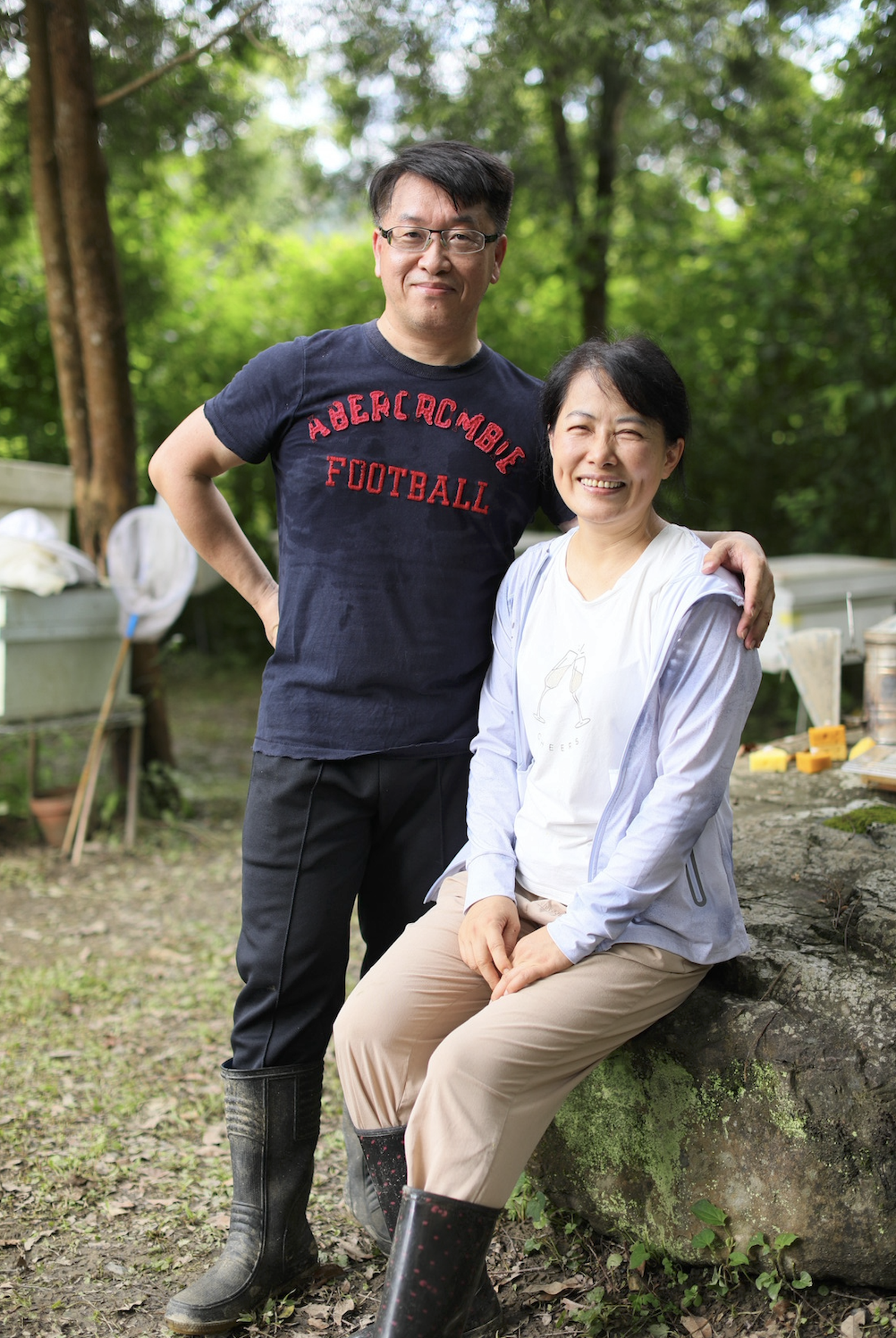 彭美琪(右)和先生王自強(左)悉心養蜂還到處上課學習,對於「蜂事業」兩人樂在其中。