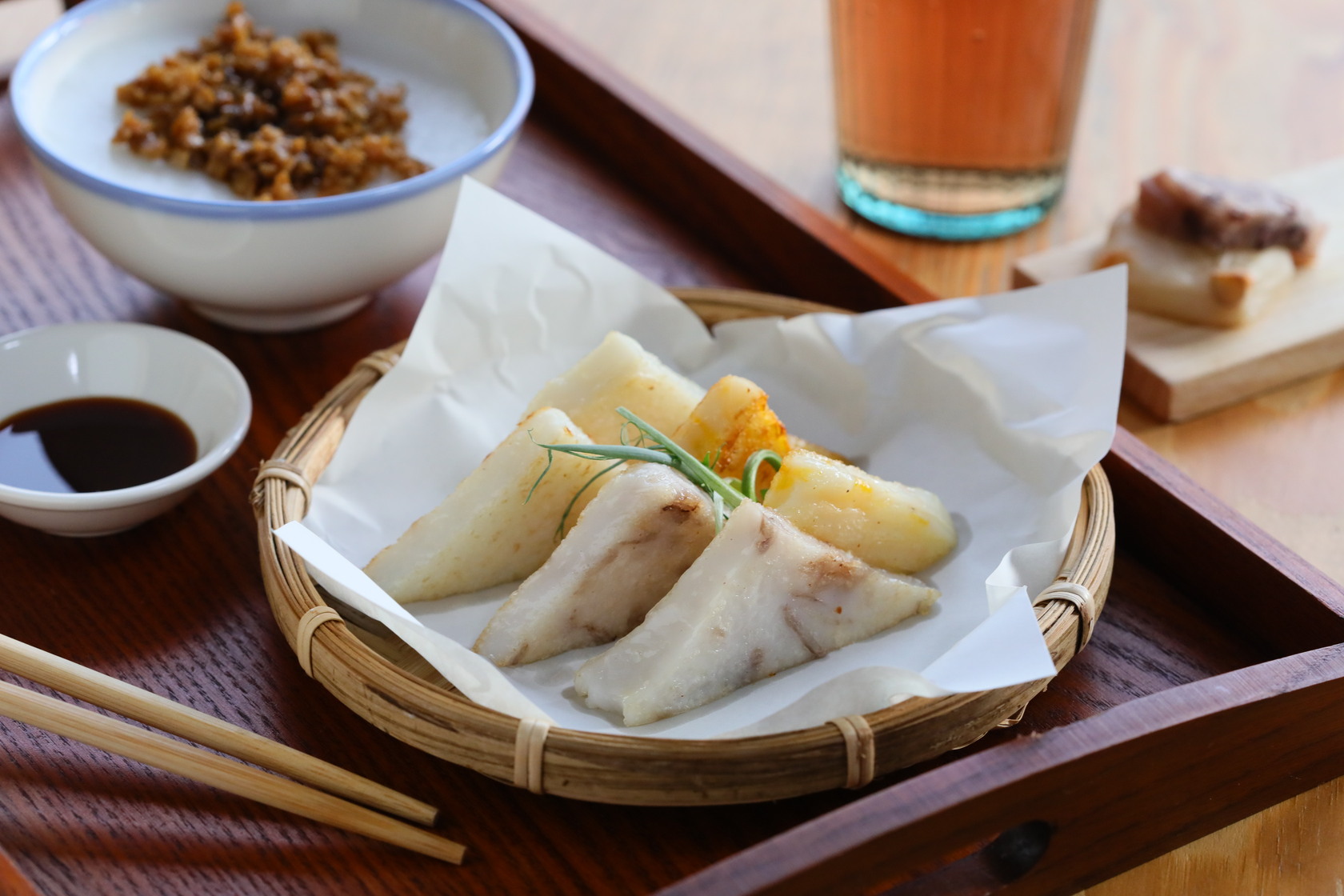 「晌午粄食」推出的「綜合粄食」能一次嘗到鹹粄、綿鹽花生粄、芋頭粄、水粄及香草茶。（250元／份）
