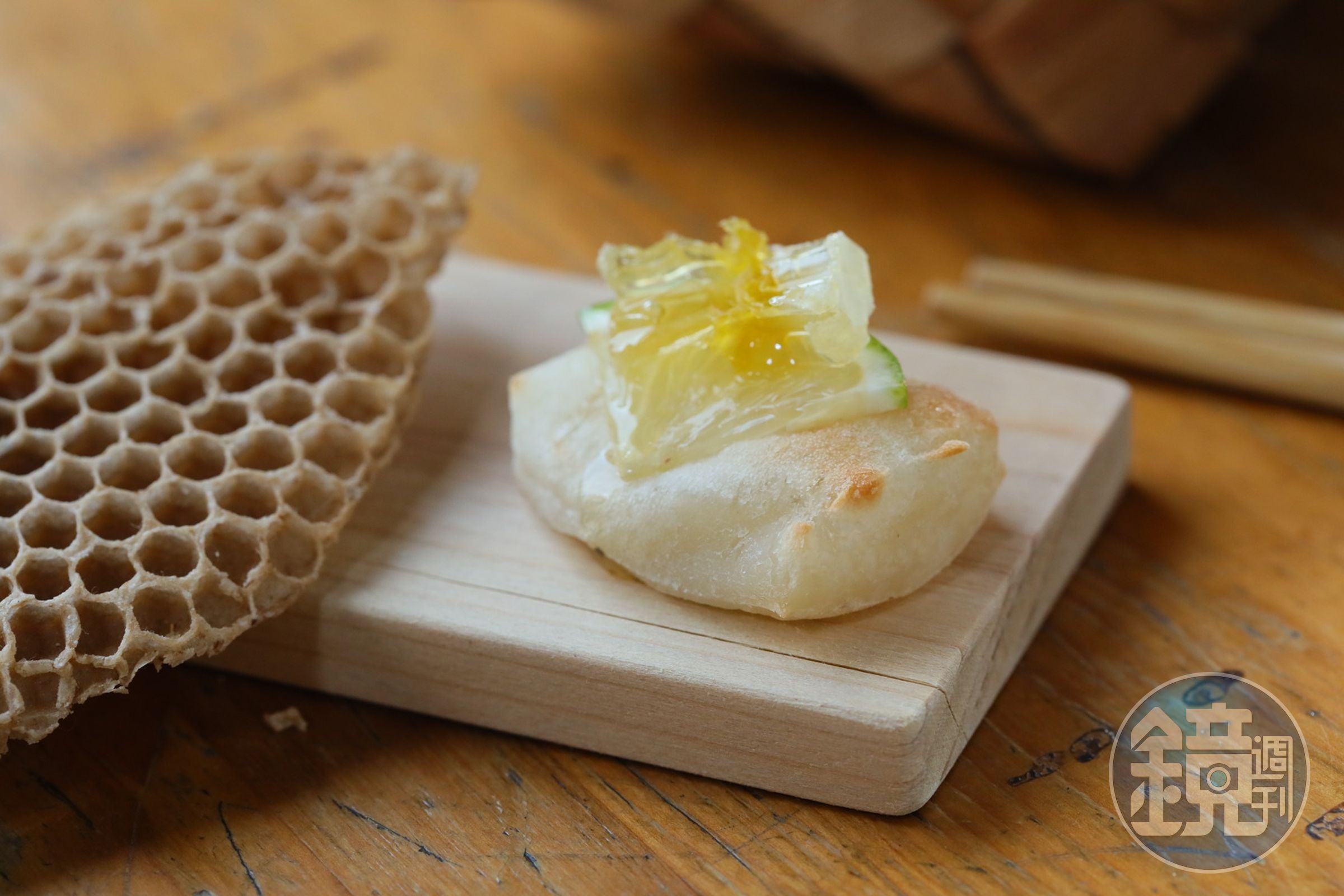 利用「蜜蜂事務所」生產的天然蜂巢結合粄食，成為創意的「蜂巢甜粄」。（80元／份）
