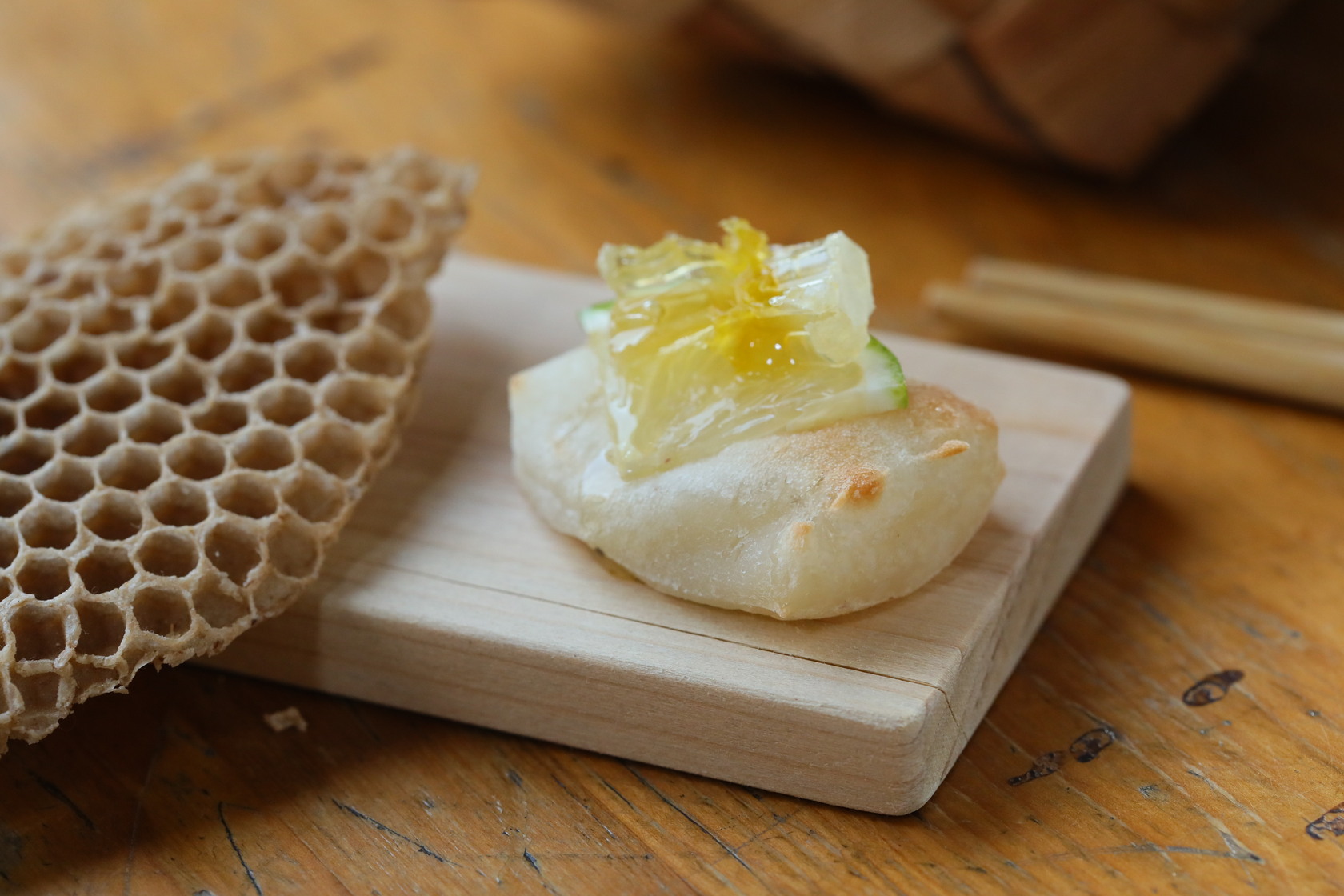 利用「蜜蜂事務所」生產的天然蜂巢結合粄食，成為創意的「蜂巢甜粄」。（80元／份）