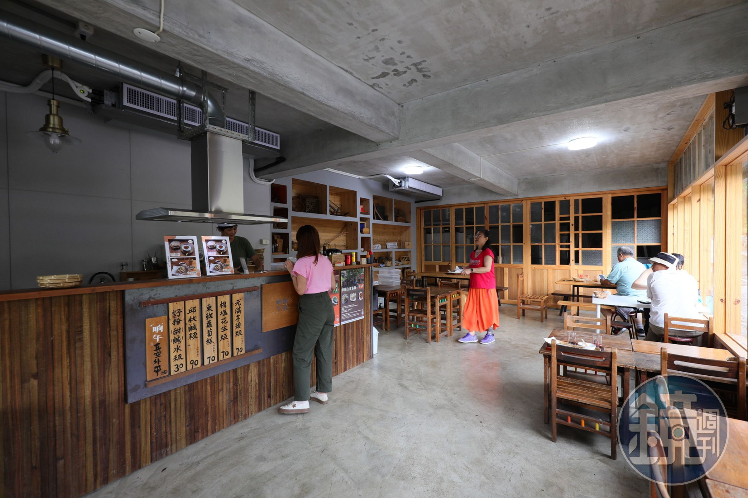 店內座位數不多，但空間寬敞舒適。