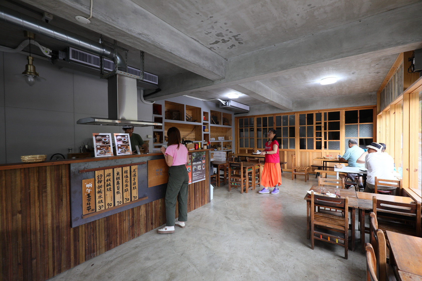 店內座位數不多，但空間寬敞舒適。
