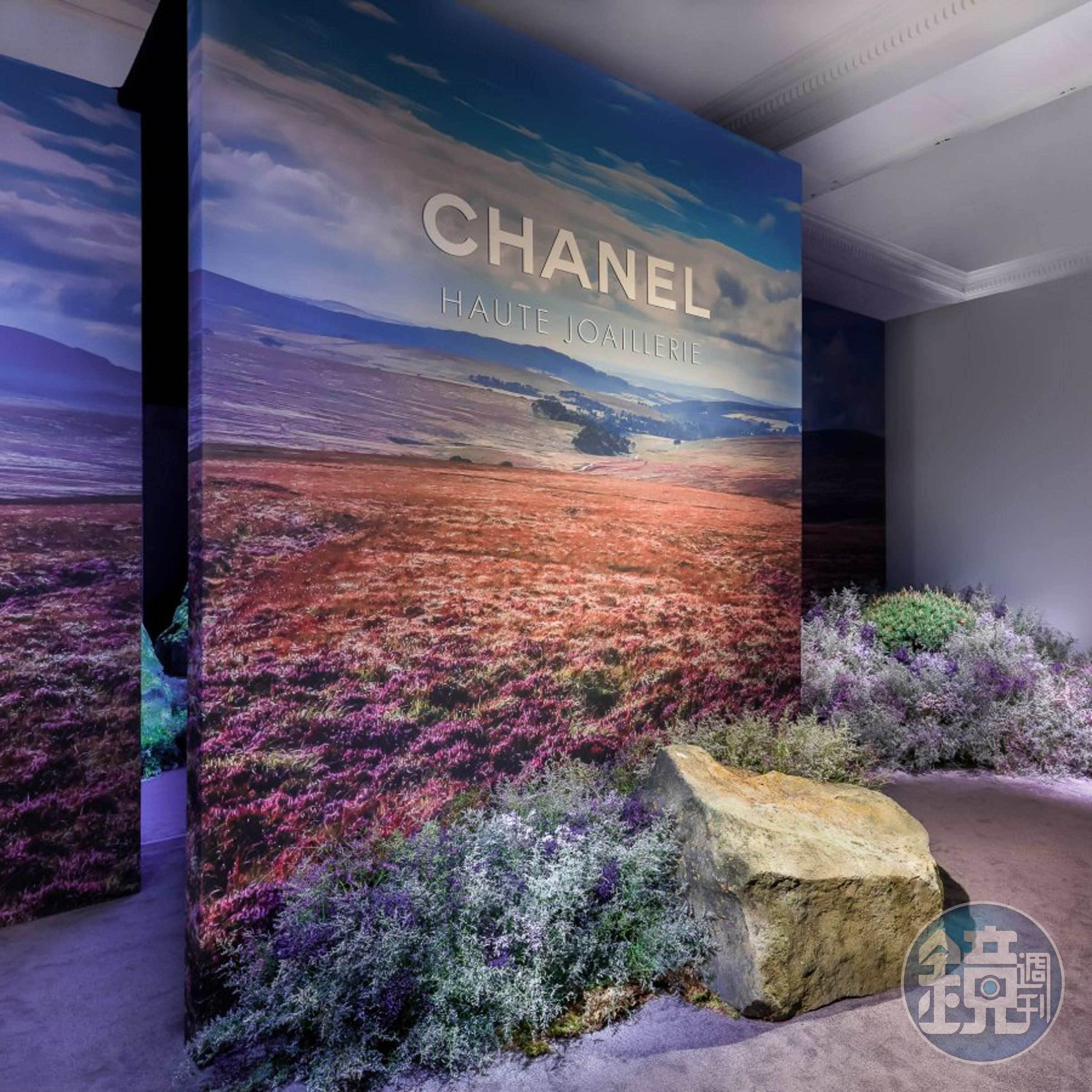 香奈兒Tweed de CHANEL高級珠寶展日前在台北舉行，展場入口以「蘇格蘭高地」的蒼涼景色為開場，說明「斜紋軟呢」布料的起源。