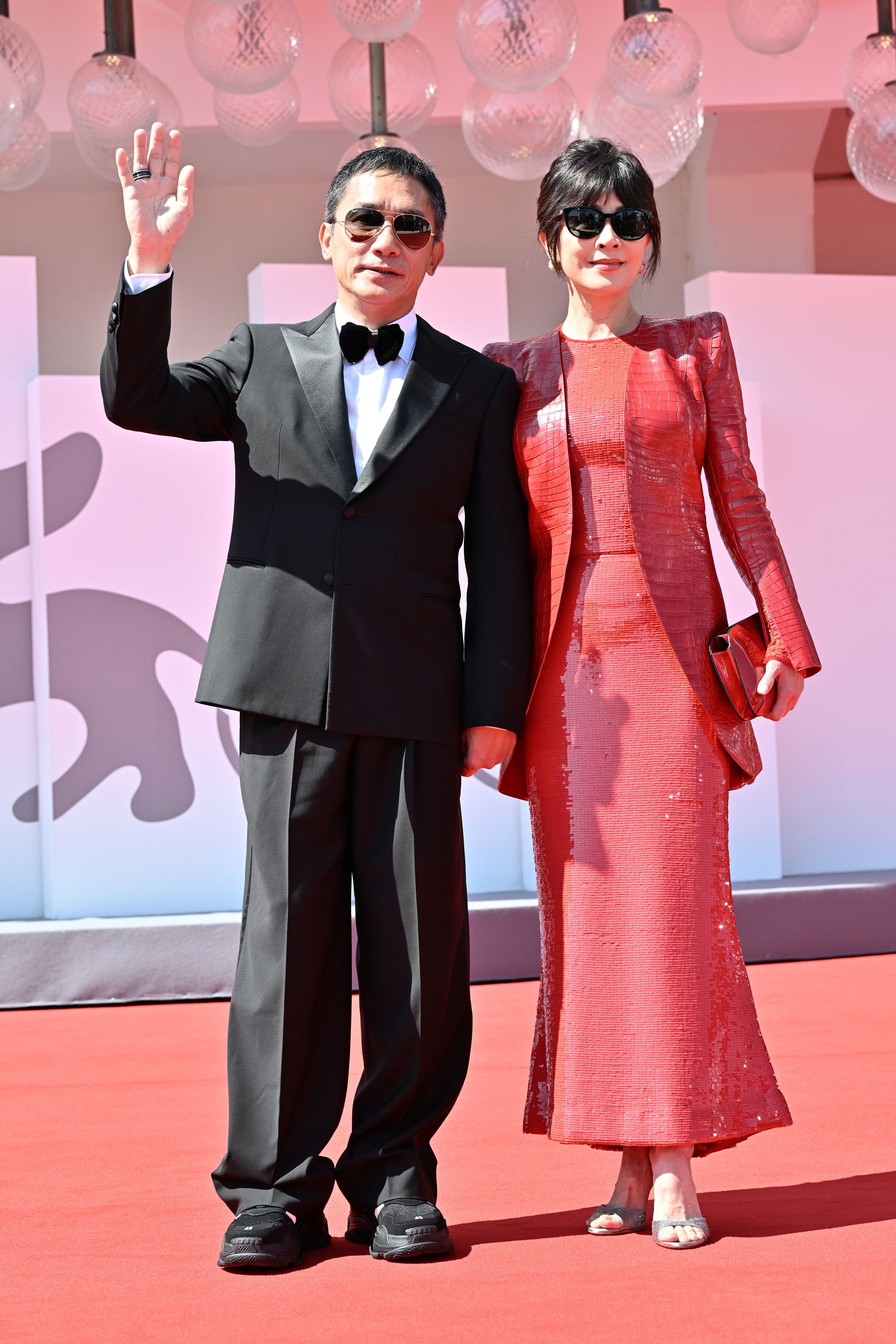 梁氏夫妻牽手踏上紅毯，劉嘉玲的透視禮服表面保守大氣，實際暗藏性感。（東方IC）