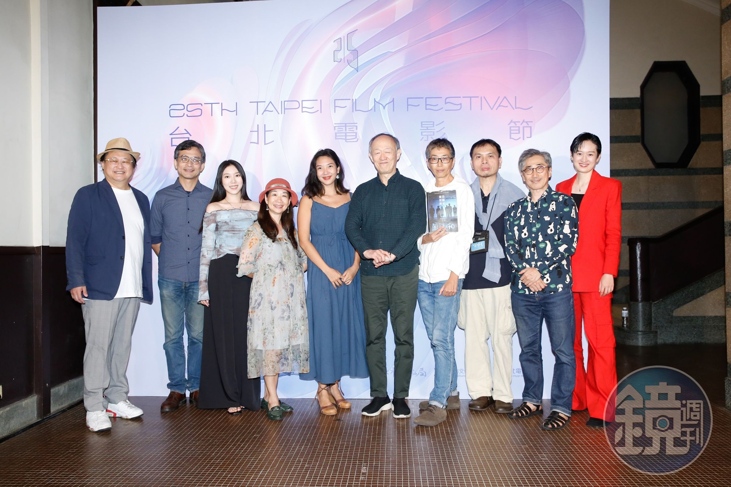 紀錄片《蘭陵40—演員實驗教室》今年7月在台北電影節播映受到觀眾好評。演員趙自強(左起)、配樂李承宗、演員鄧雨忱、陳宥羜、陳塵、金士傑、導演王耿瑜、演員邱俊龍、監製林于竝,以及剪接葉慈毓合影留念。