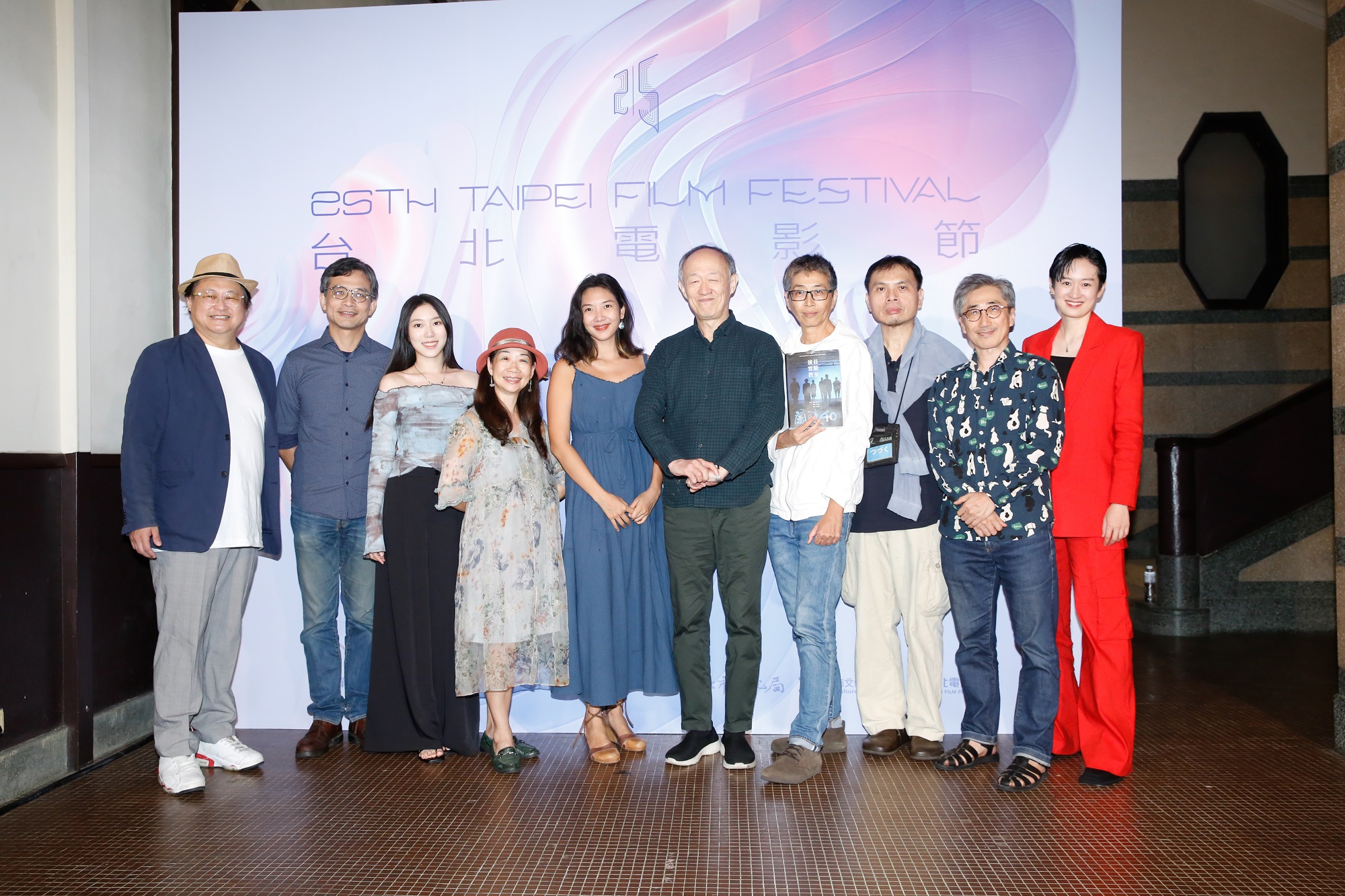 紀錄片《蘭陵40—演員實驗教室》今年7月在台北電影節播映受到觀眾好評。演員趙自強(左起)、配樂李承宗、演員鄧雨忱、陳宥羜、陳塵、金士傑、導演王耿瑜、演員邱俊龍、監製林于竝,以及剪接葉慈毓合影留念。