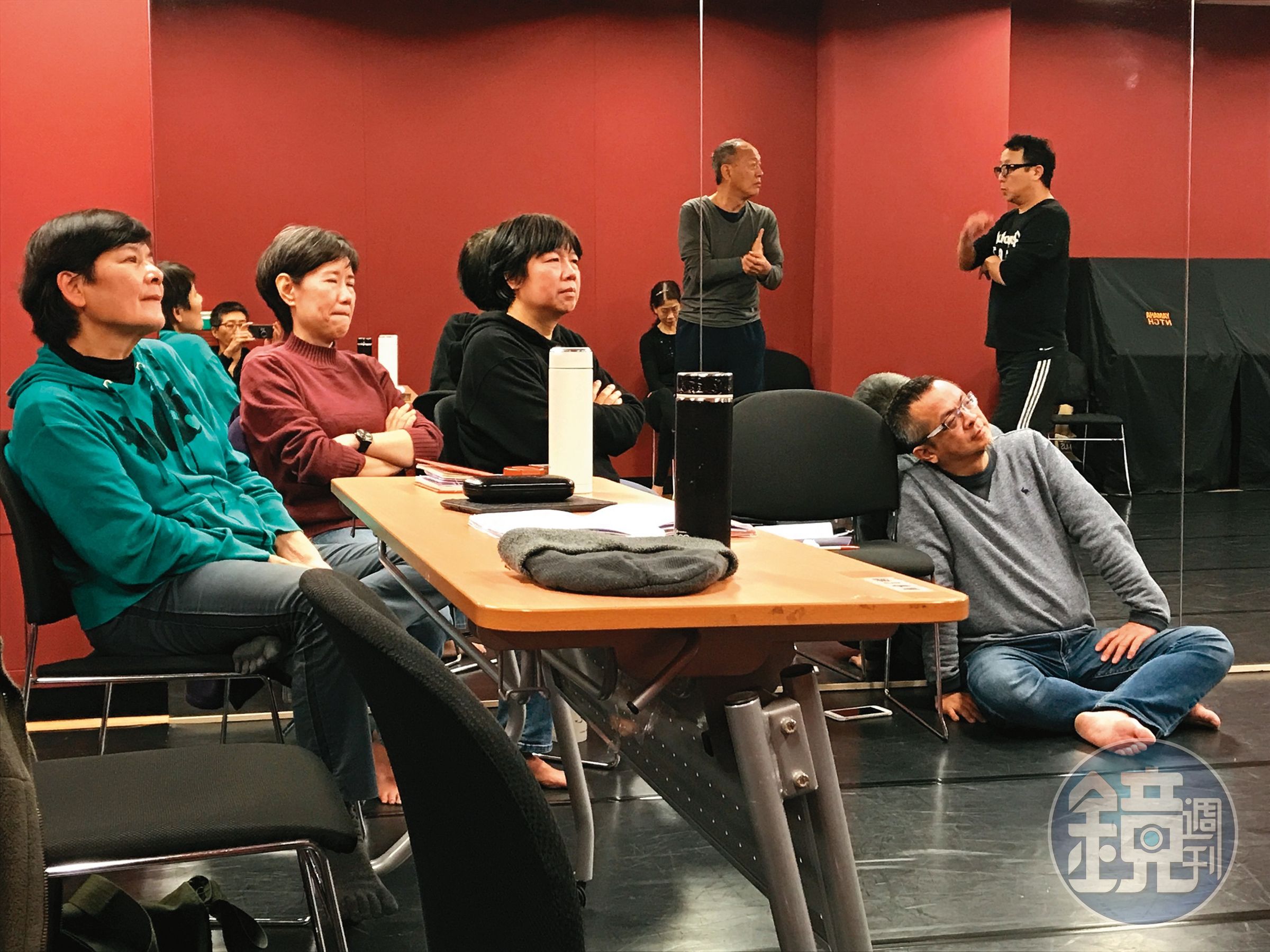 蘭陵團員透過不斷討論分享,以自身經歷共創《演員實驗教室》文本。(蘭陵劇坊提供)
