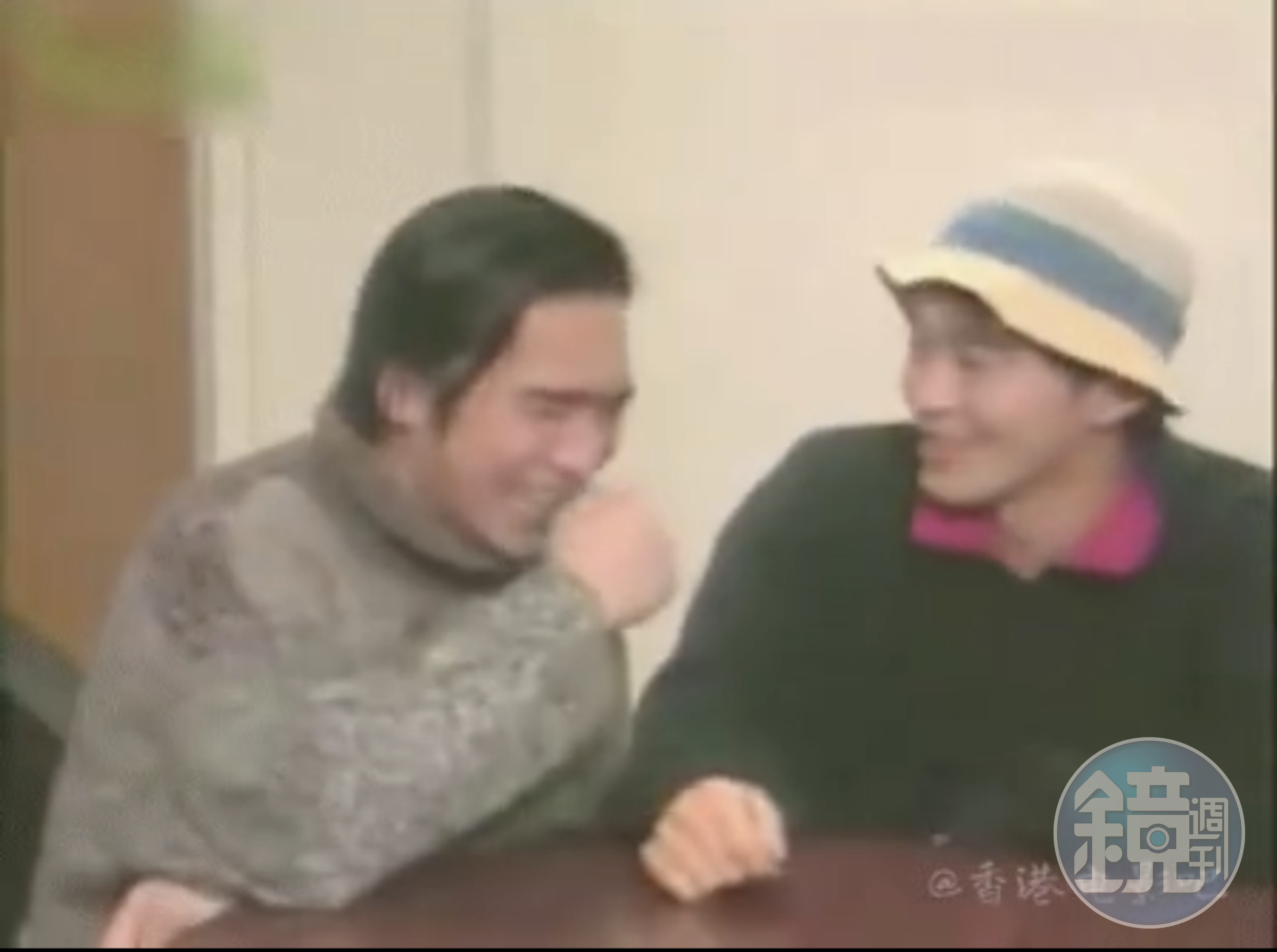 梁朝偉是因陪周星馳考藝訓班入行,2人雖未在電影上合作過,早年在電視台倒是多次同框。(翻攝自微博)