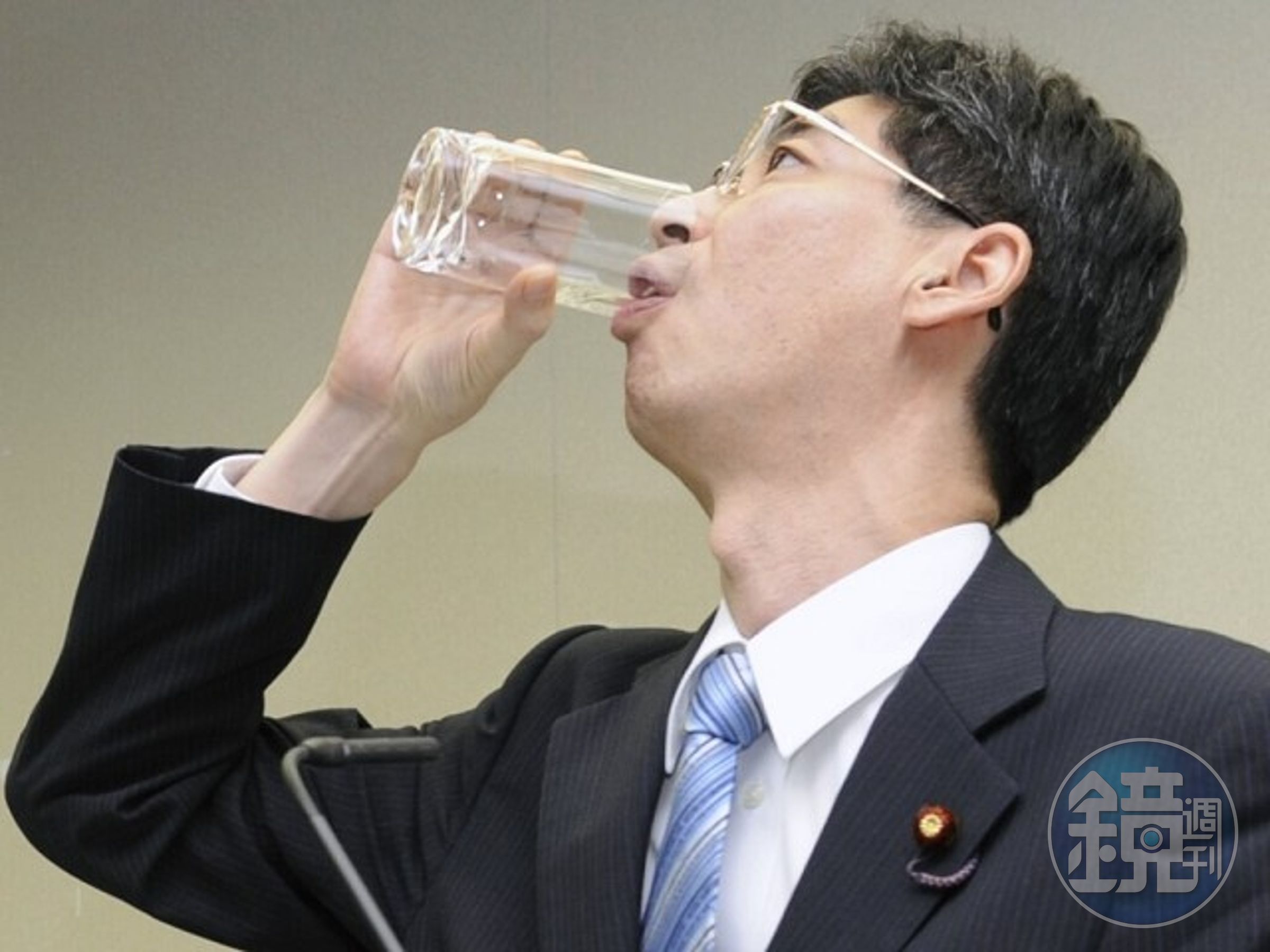日本前官員豪飲福島核處理水，中國人說他「喝完就死了」！本尊「復活」闢謠。（翻自X平台）