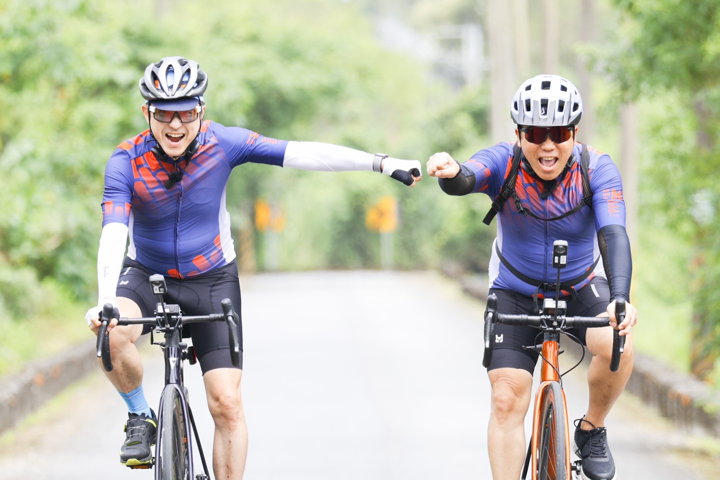 哈林（左）、卜學亮挑戰騎單車環島的重任。（好看娛樂提供）