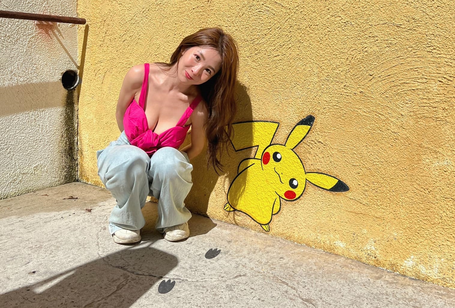 郭書瑤和皮卡丘合照，大家視線都放在她的胸前。（翻攝自郭書瑤臉書）